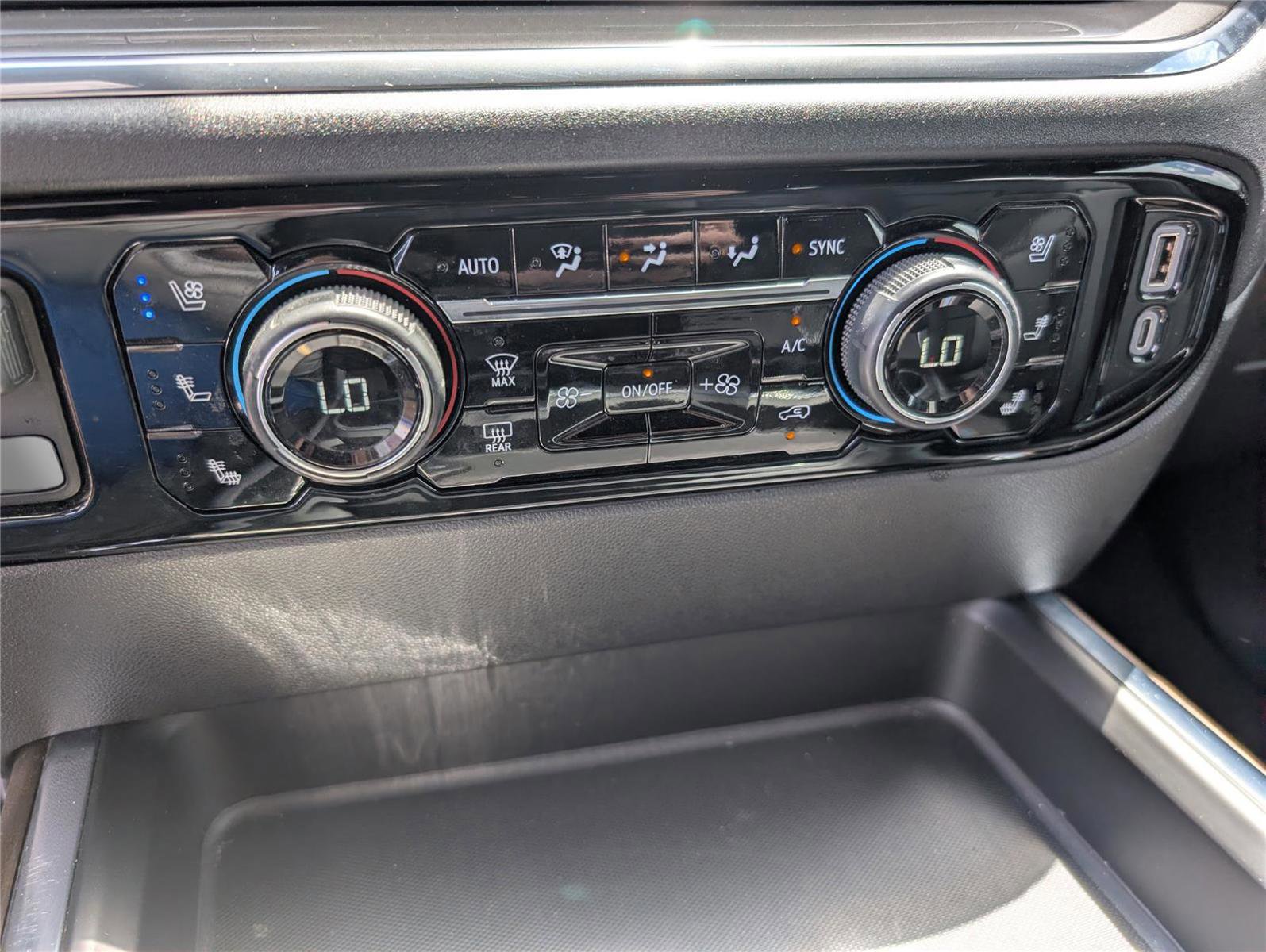 Used 2024 Chevrolet Silverado 2500 High Country w/ High Country Premium Package image 17