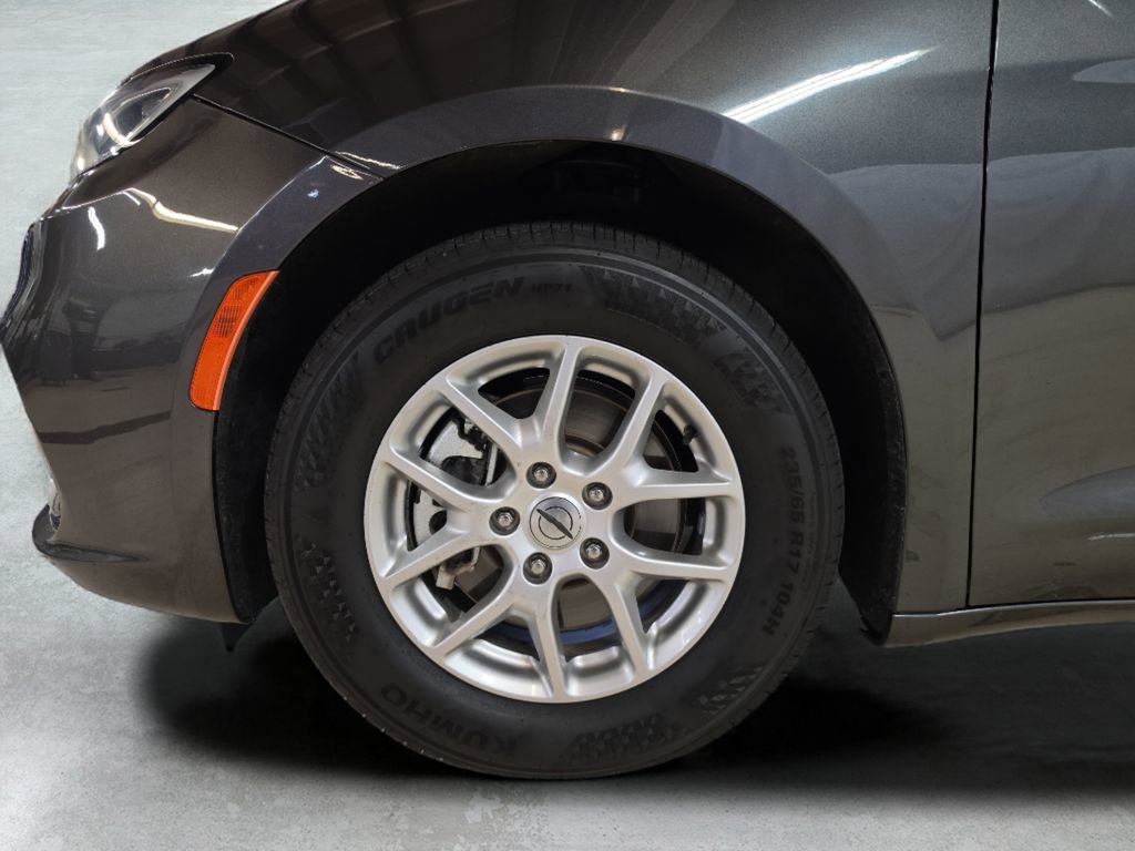 Certified 2023 Chrysler Pacifica Touring-L image 10