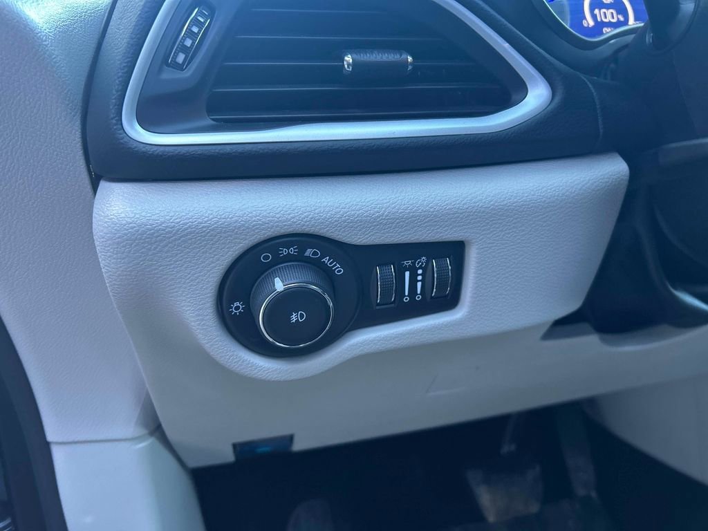 Used 2024 Chrysler Pacifica Touring-L image 21