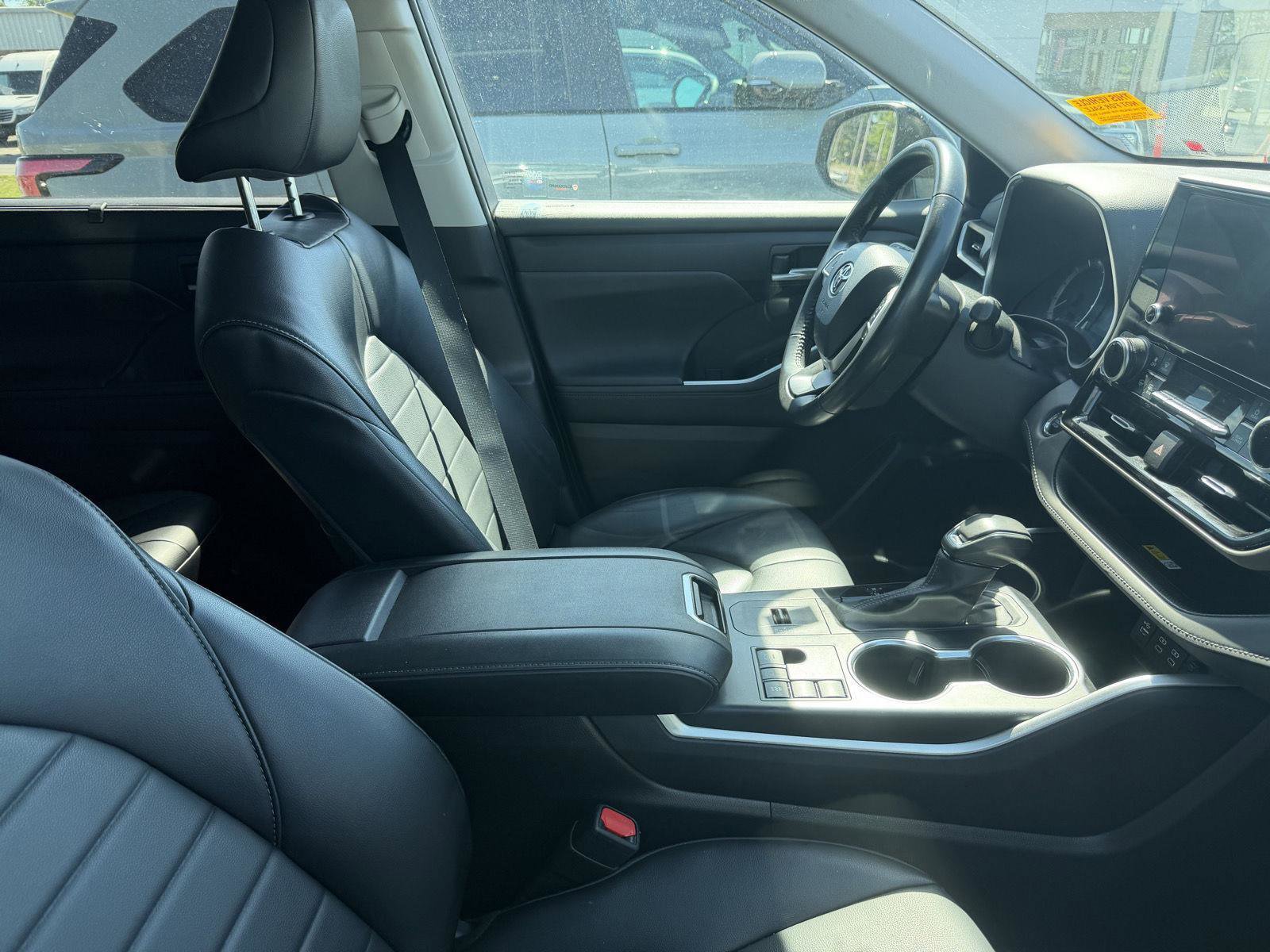 Used 2023 Toyota Highlander XLE FWD image 13