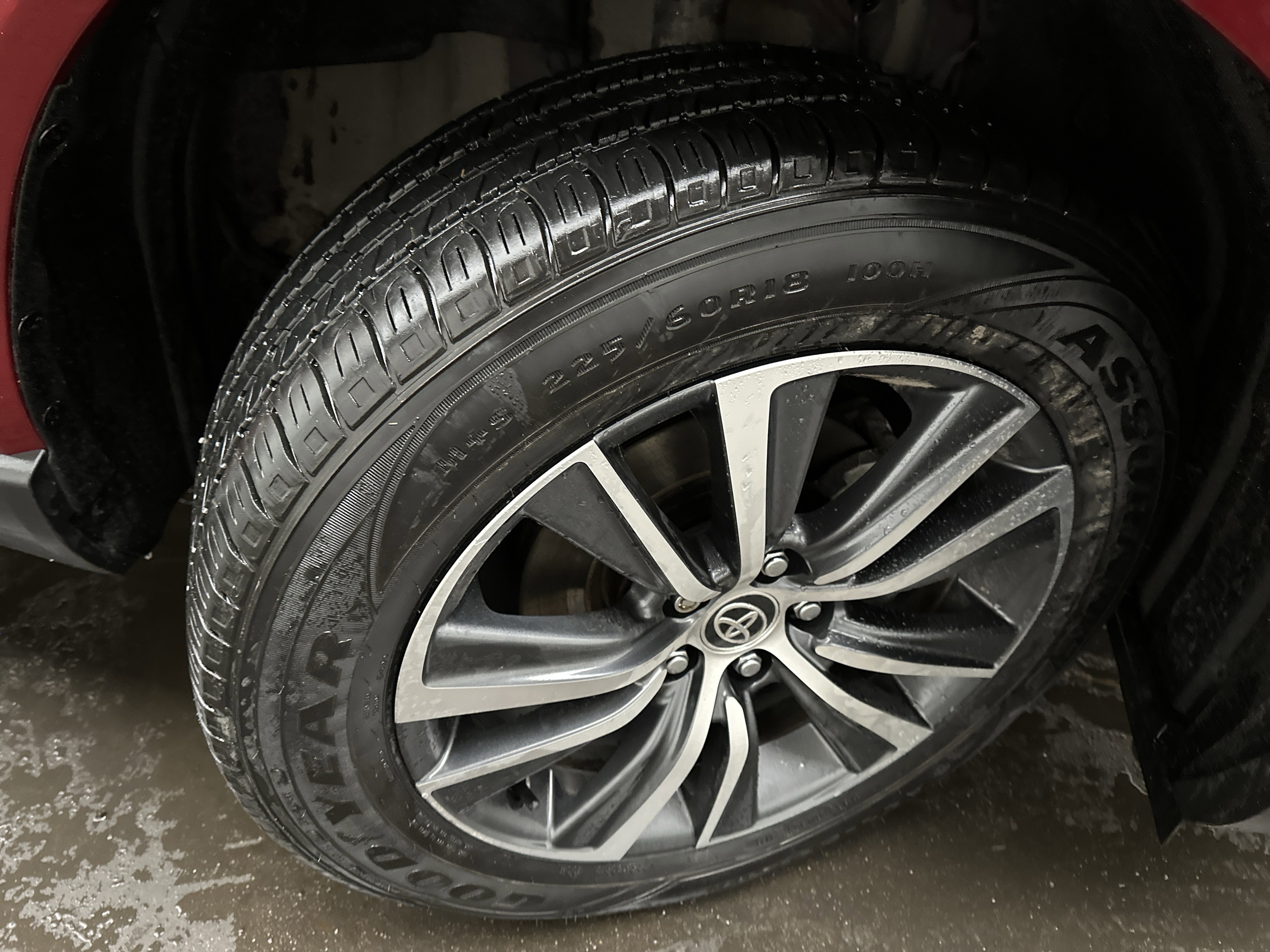 Used 2022 Toyota Venza LE image 11