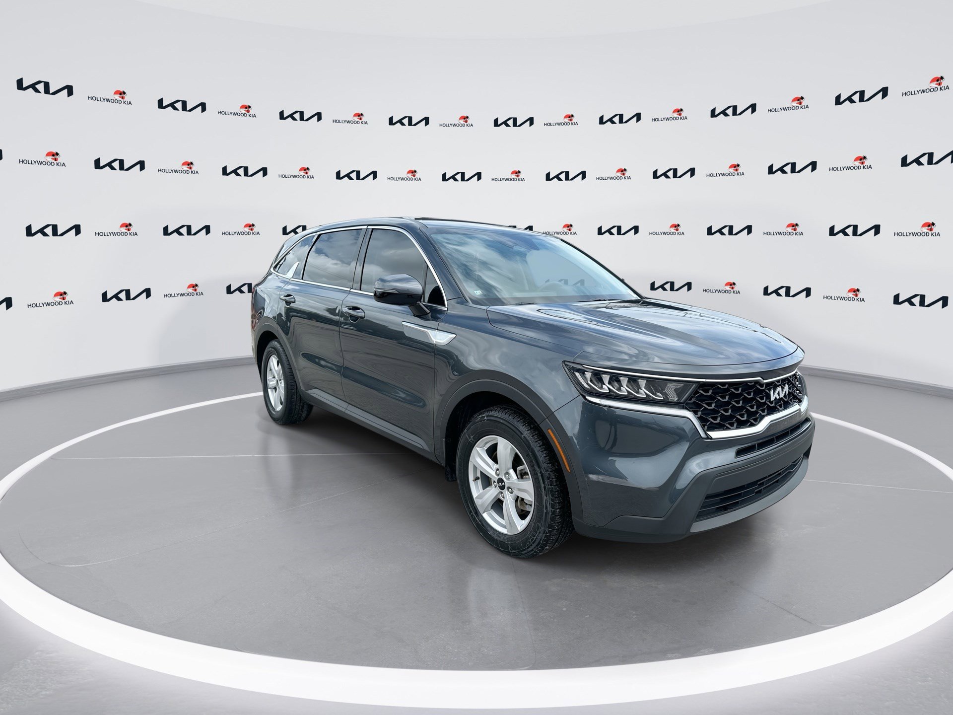Used 2023 Kia Sorento LX image 2