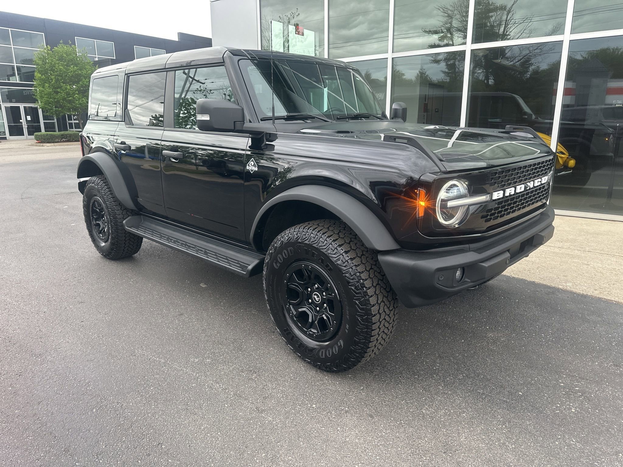 Used 2025 Ford Bronco Outer Banks w/ Sasquatch Package AWD/4WD video 3