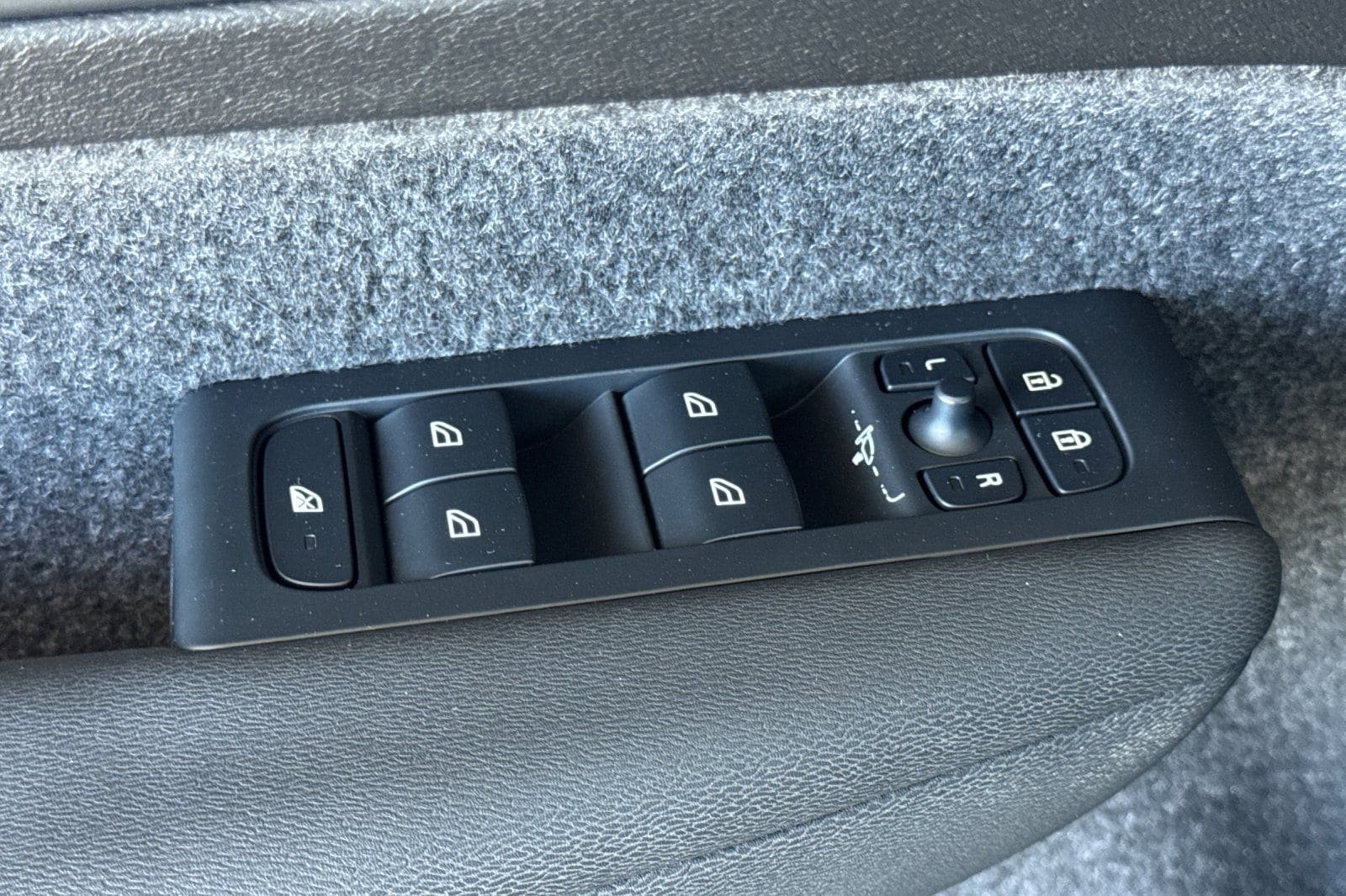 Certified 2025 Volvo XC40 B5 Core AWD/4WD image 16