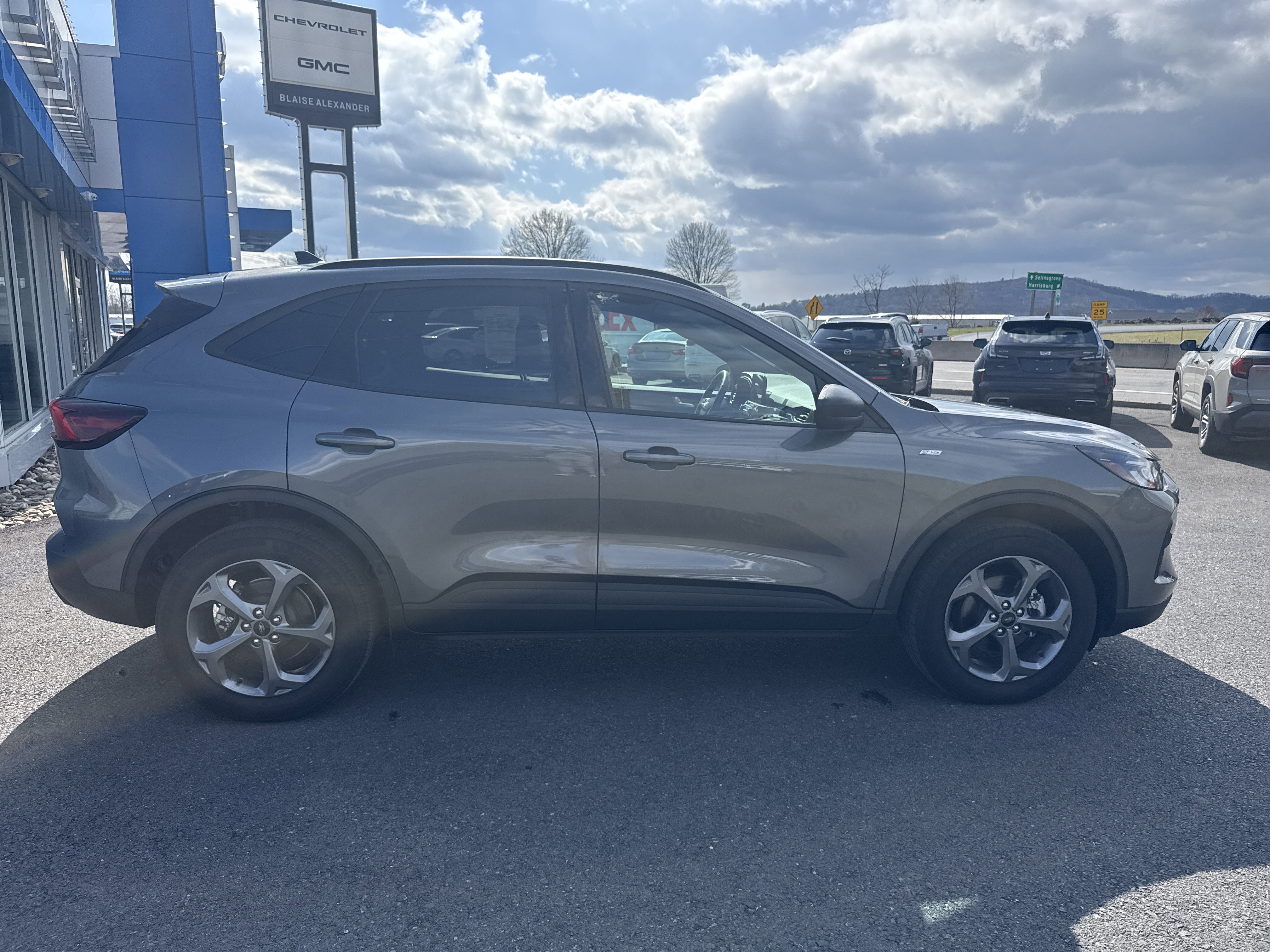 Used 2025 Ford Escape ST-Line AWD/4WD image 2