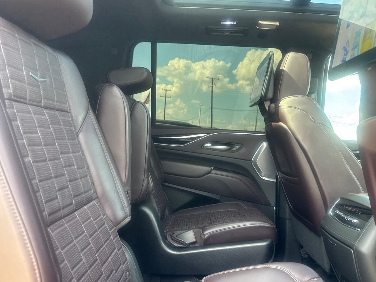Used 2023 Cadillac Escalade ESV Premium Luxury Platinum AWD/4WD image 34