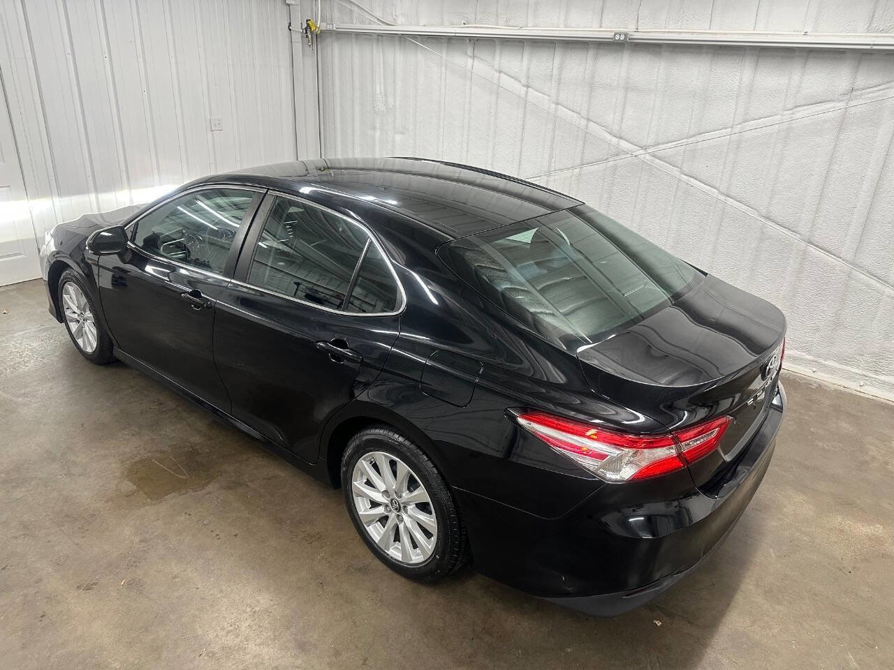 Used 2018 Toyota Camry LE image 12