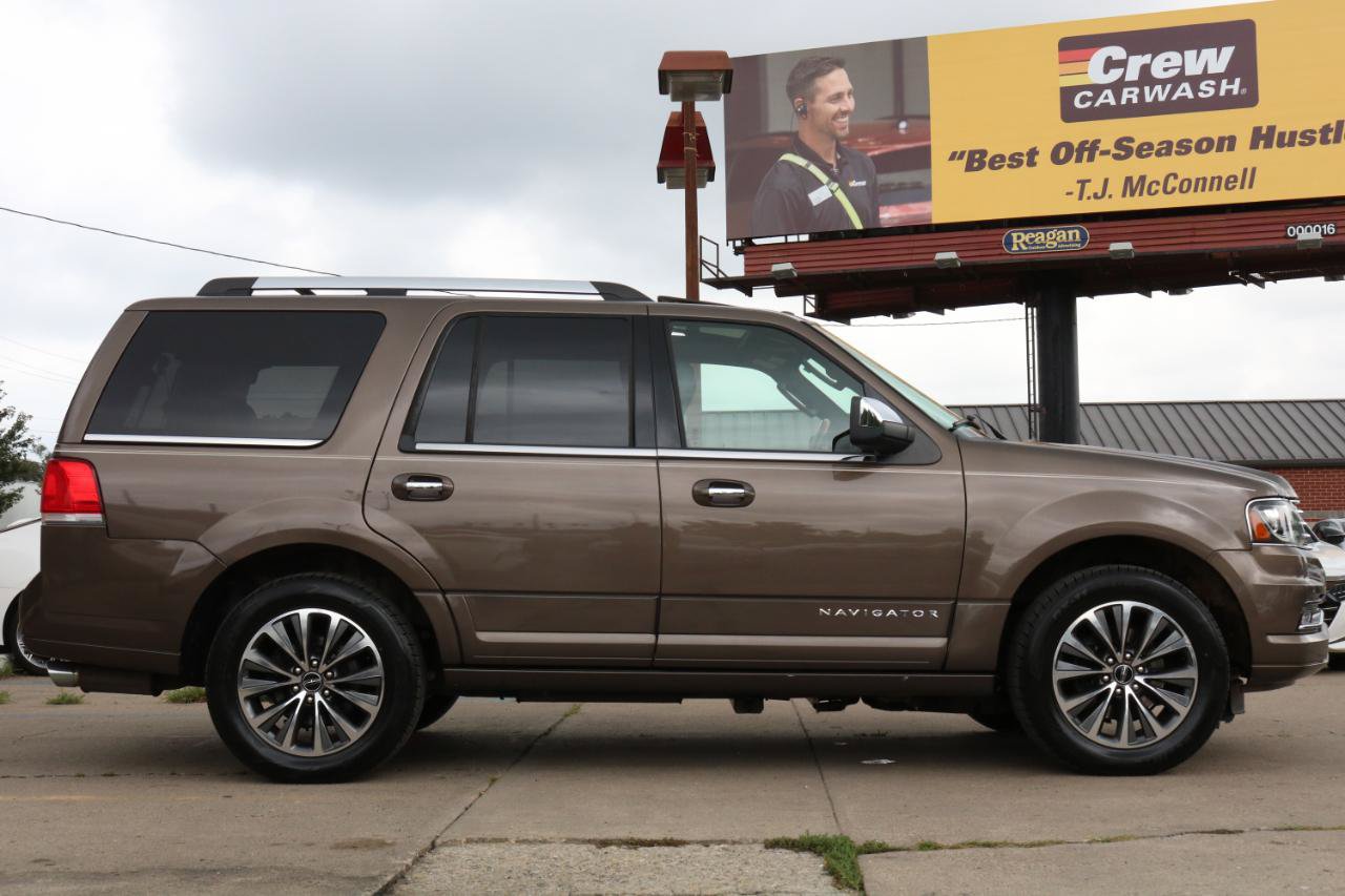 Used 2017 Lincoln Navigator Select AWD/4WD image 6