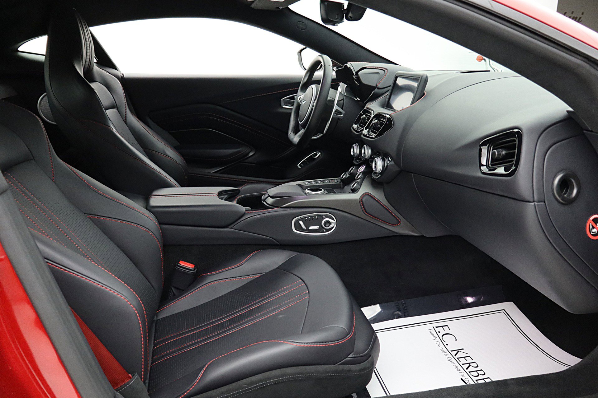 Used 2023 Aston Martin V8 Vantage Coupe RWD image 38