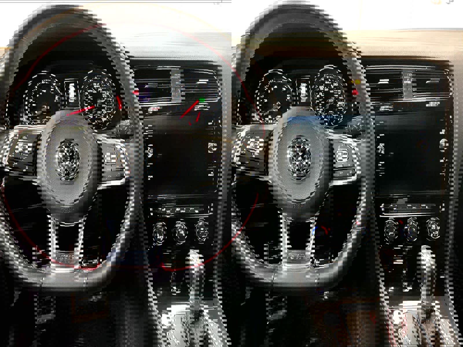 Used 2019 Volkswagen GTI SE image 17