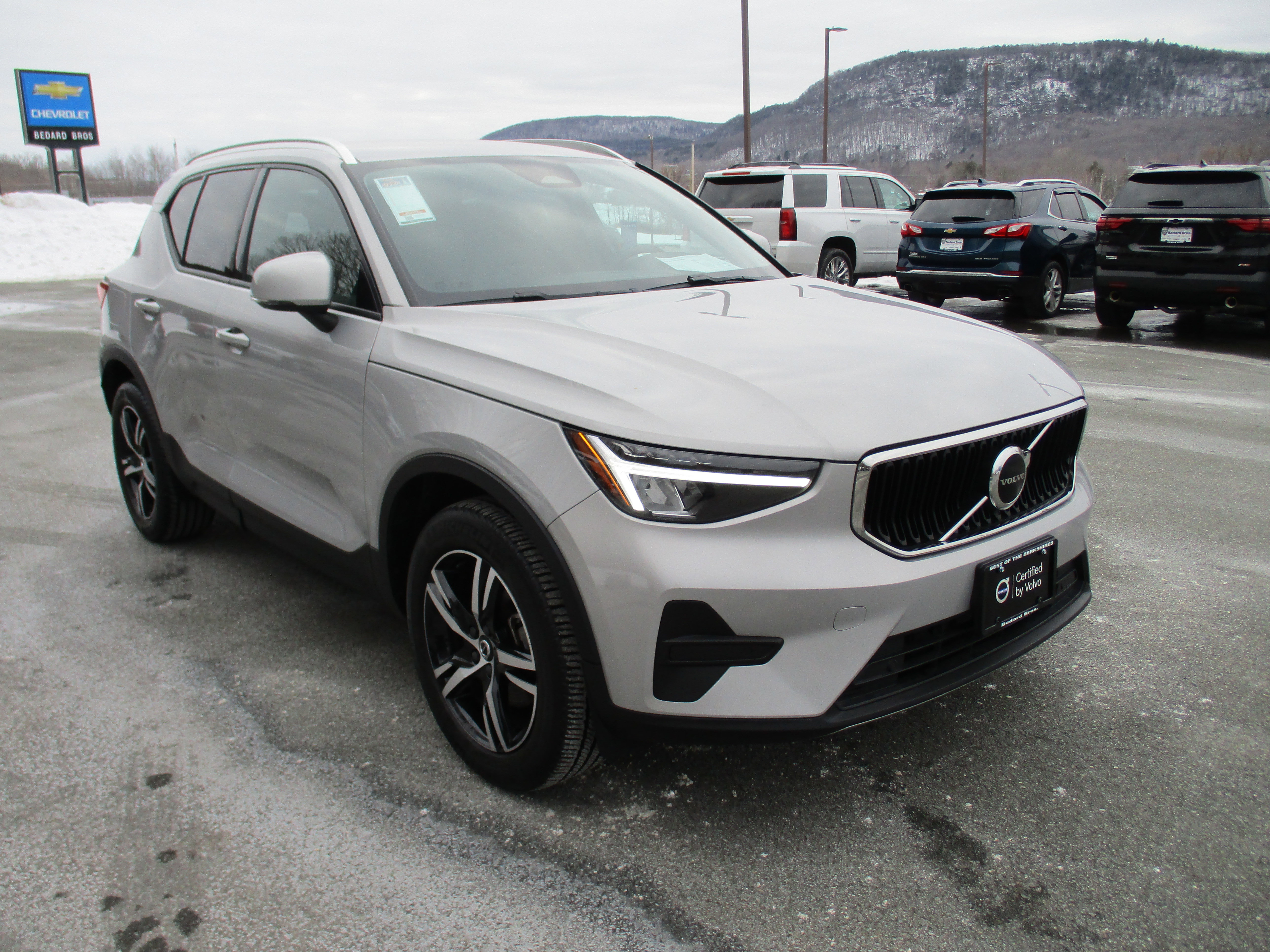 Certified 2023 Volvo XC40 B5 Core w/ Convenience Package image 3