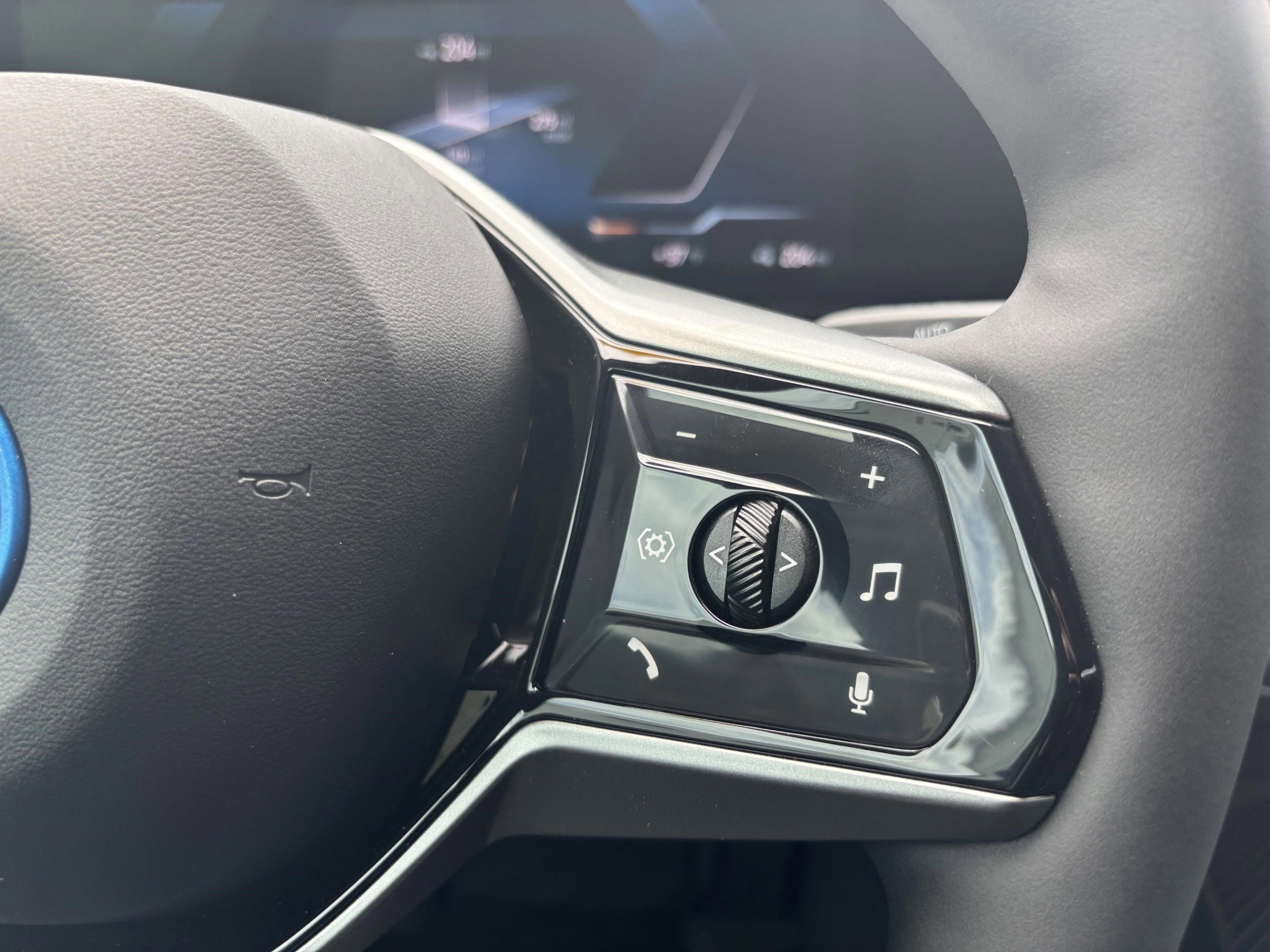 Used 2025 BMW i5 eDrive40i w/ Premium Package image 9