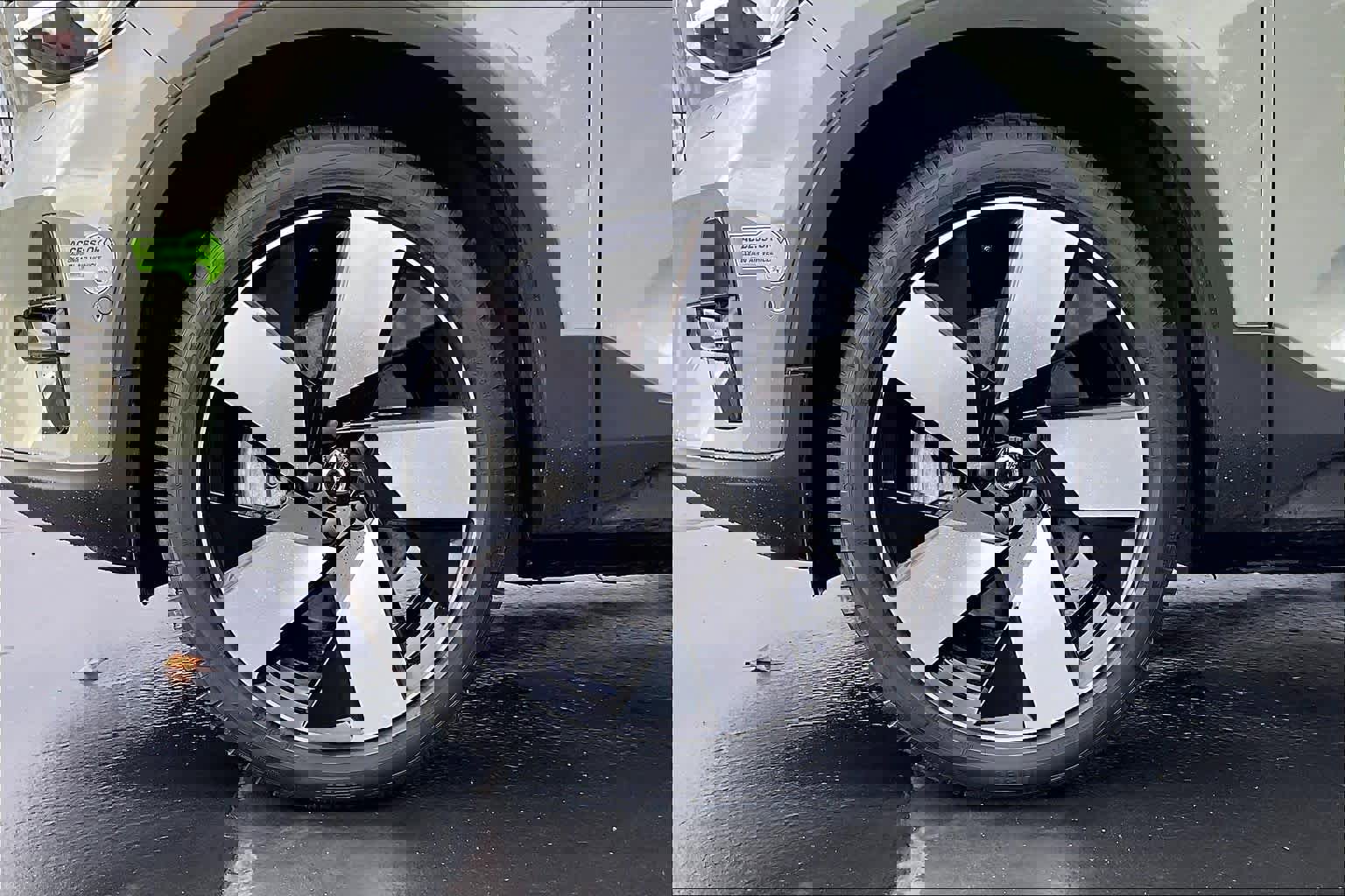 Used 2023 Volvo XC40 Recharge Ultimate image 12