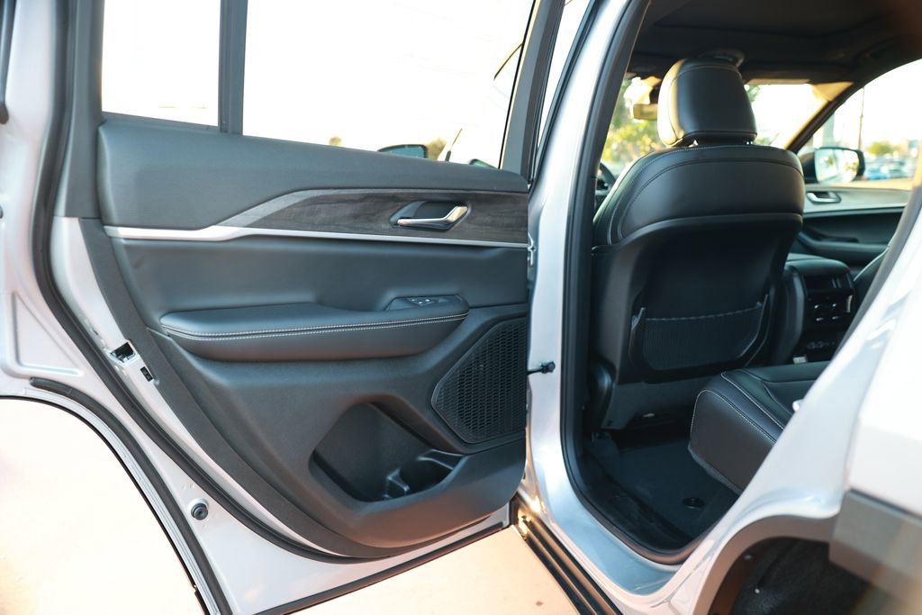 New 2025 Jeep Grand Cherokee Limited w/ Black Appearance Package image 31