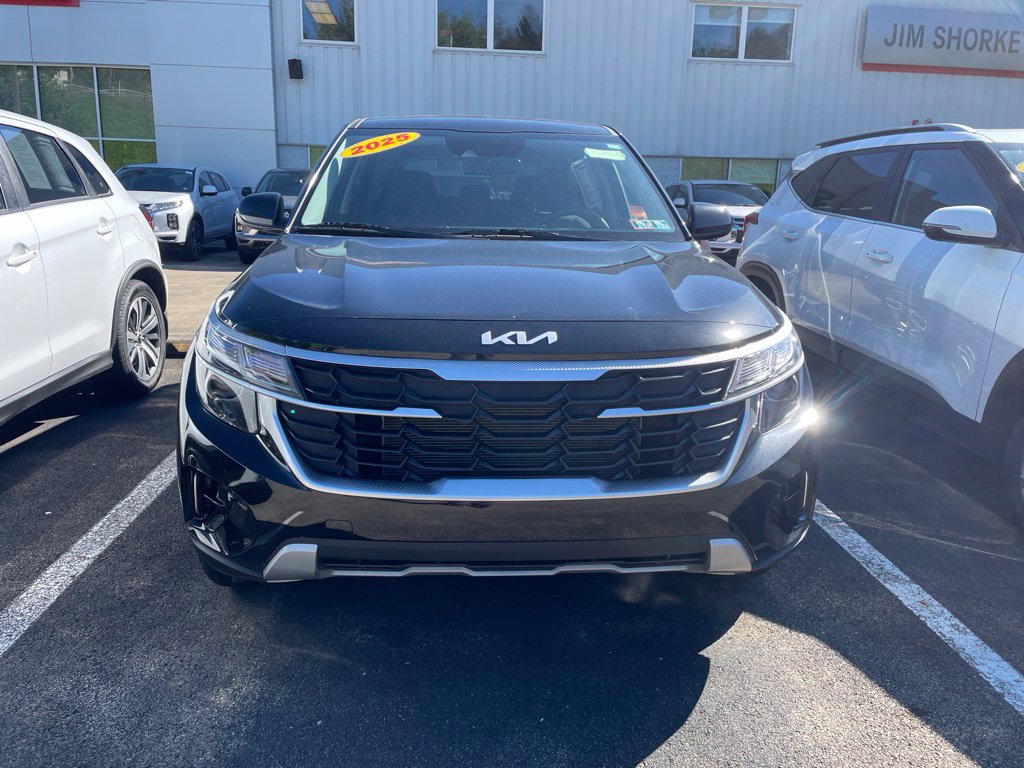 Used 2025 Kia Seltos LX AWD/4WD image 2