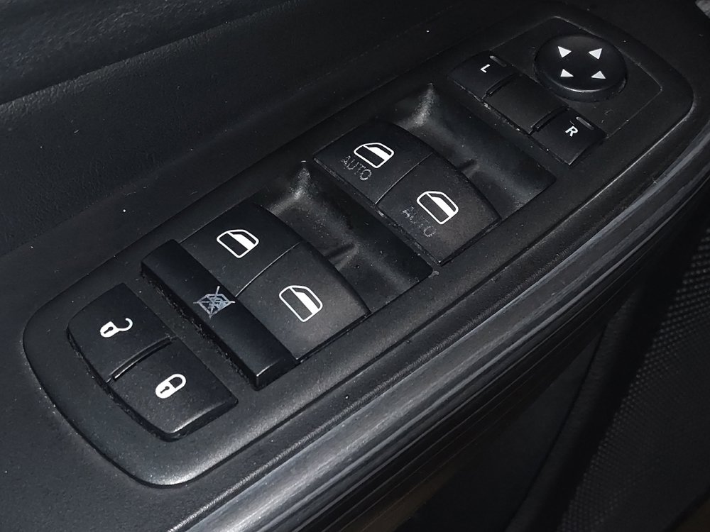Used 2015 Jeep Cherokee Trailhawk w/ Comfort/Convenience Group AWD/4WD image 27