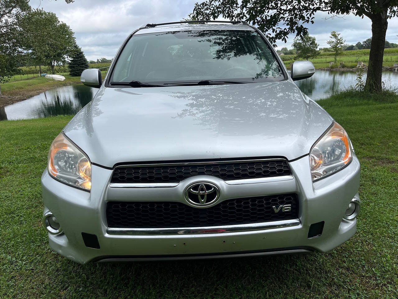 Used 2011 Toyota RAV4 Limited AWD/4WD image 2