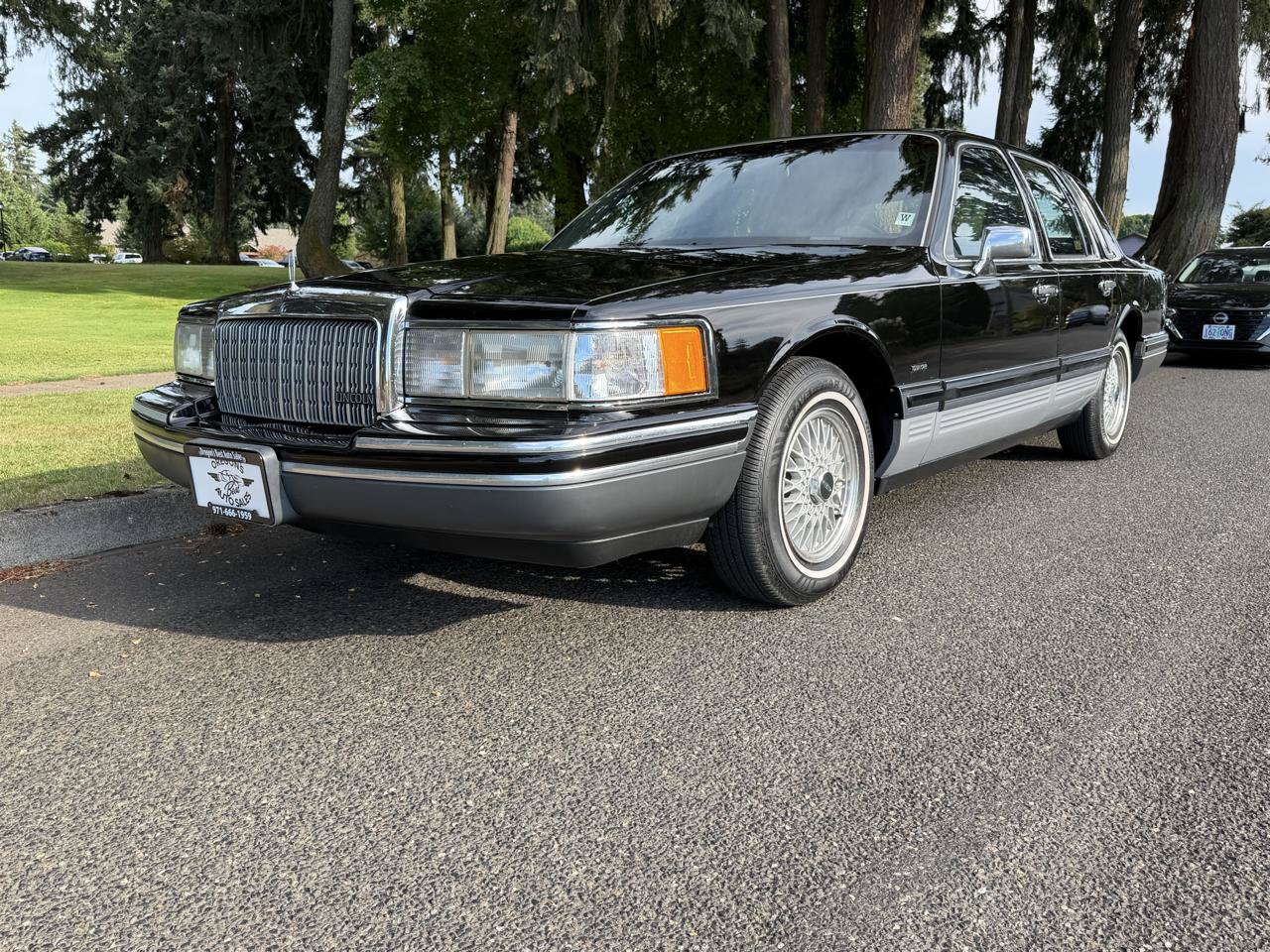 Used 1993 Lincoln Town Car Signature RWD image 3