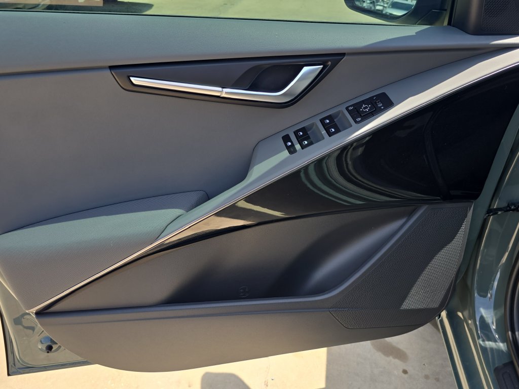 New 2026 Kia Niro EX FWD image 17