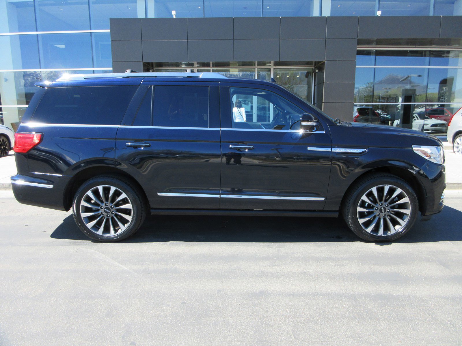 Used 2021 Lincoln Navigator Reserve w/ Cargo Convenience Package image 11