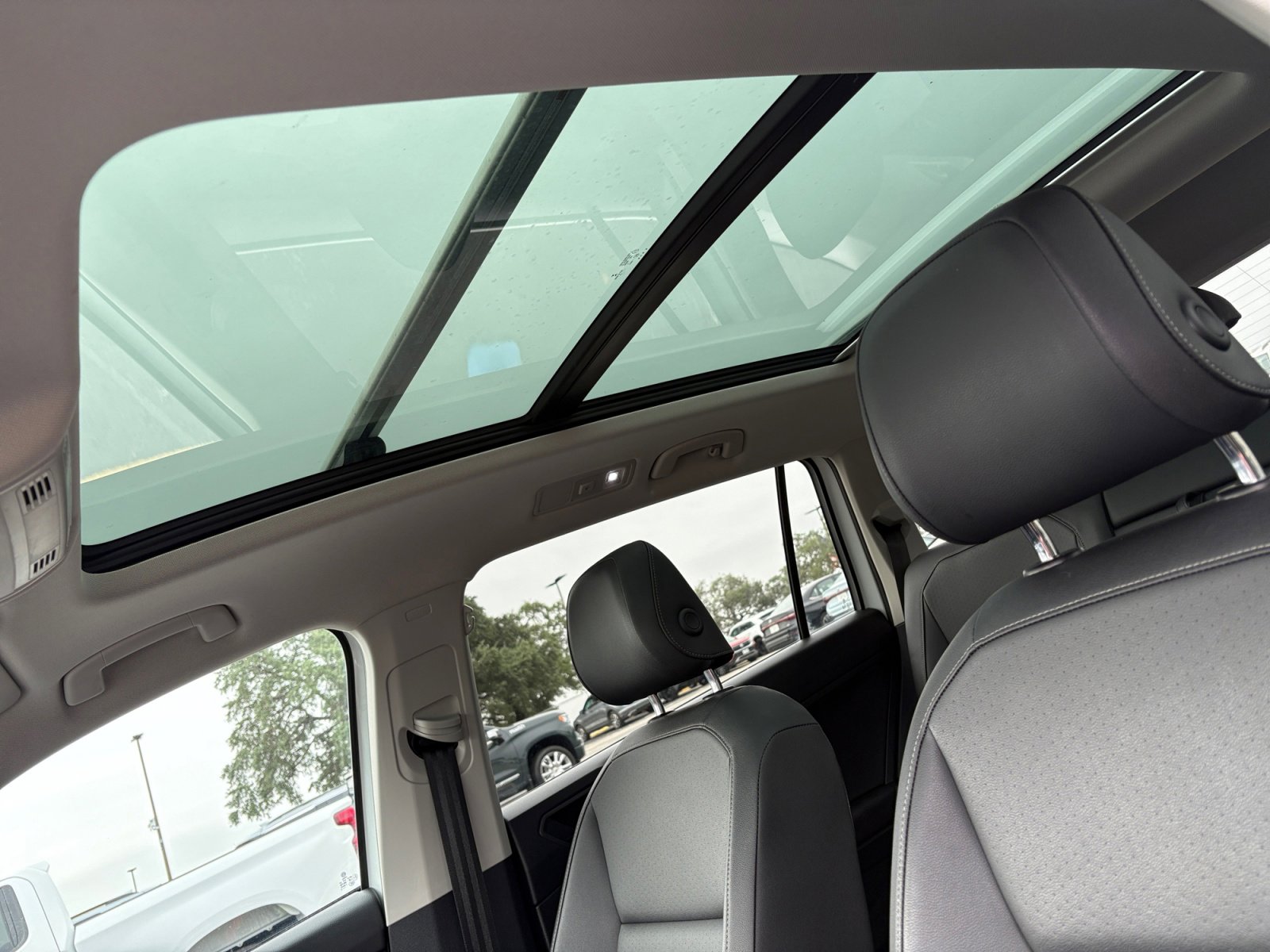 Used 2019 Volkswagen Tiguan SE w/ Panoramic Sunroof Package AWD/4WD image 17
