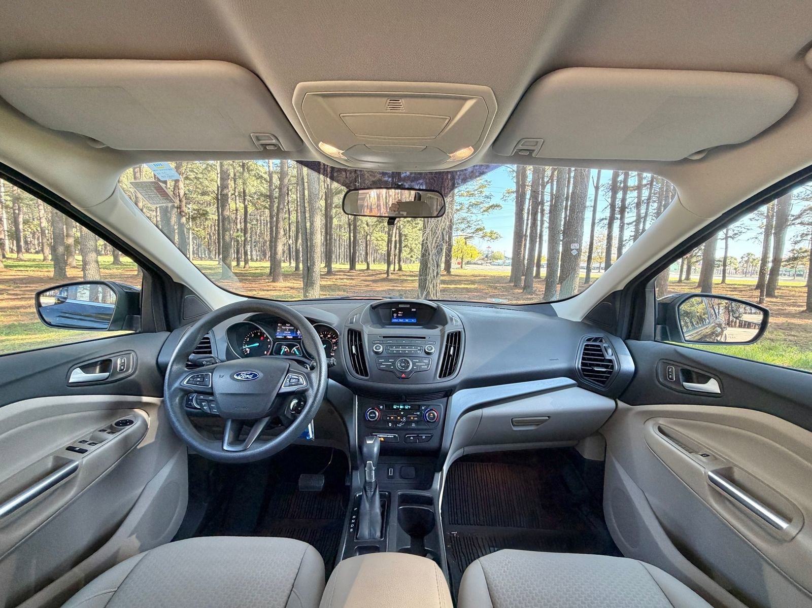 Used 2017 Ford Escape SE image 2