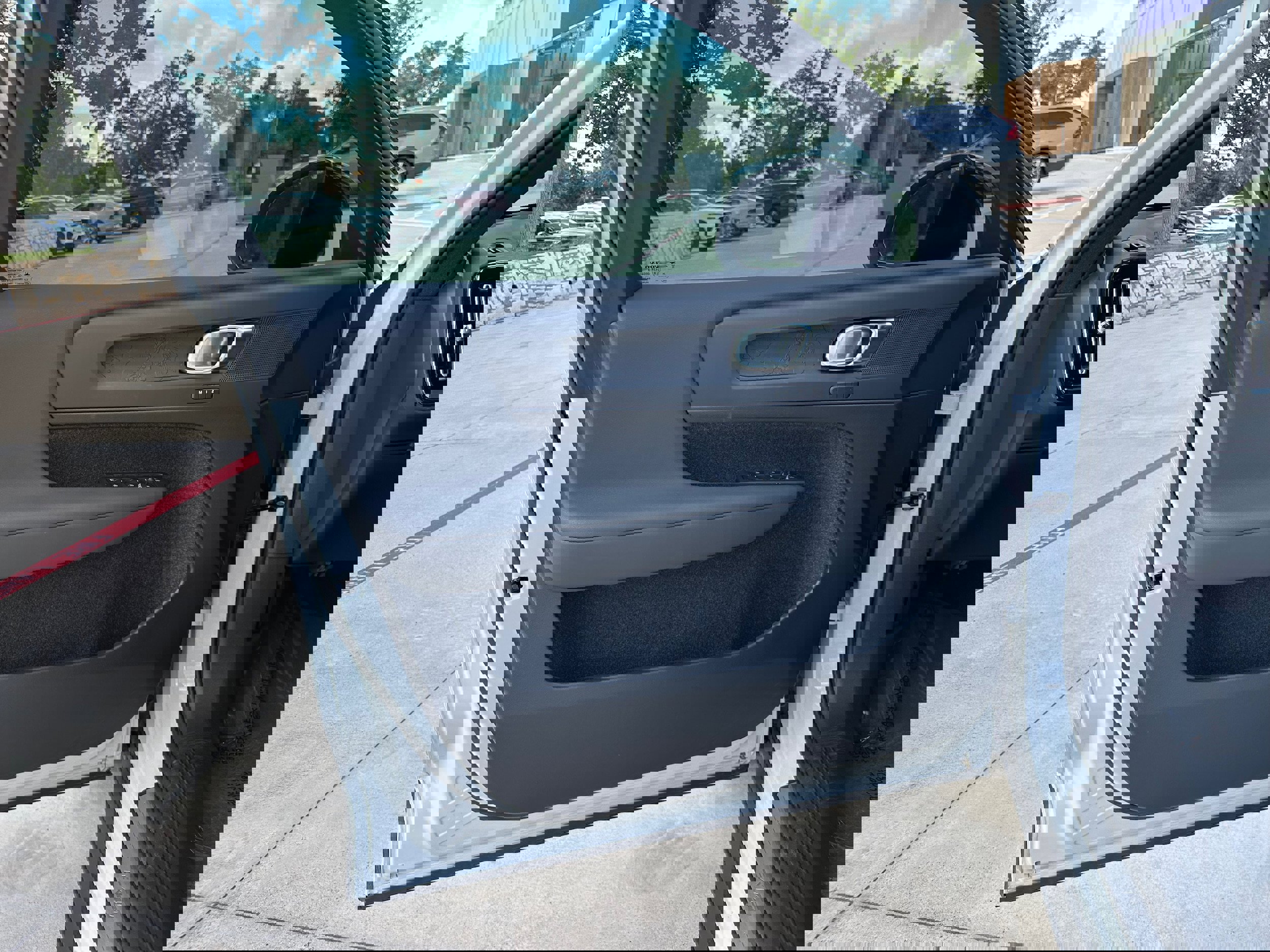 Used 2025 Volvo EX40 Core image 23