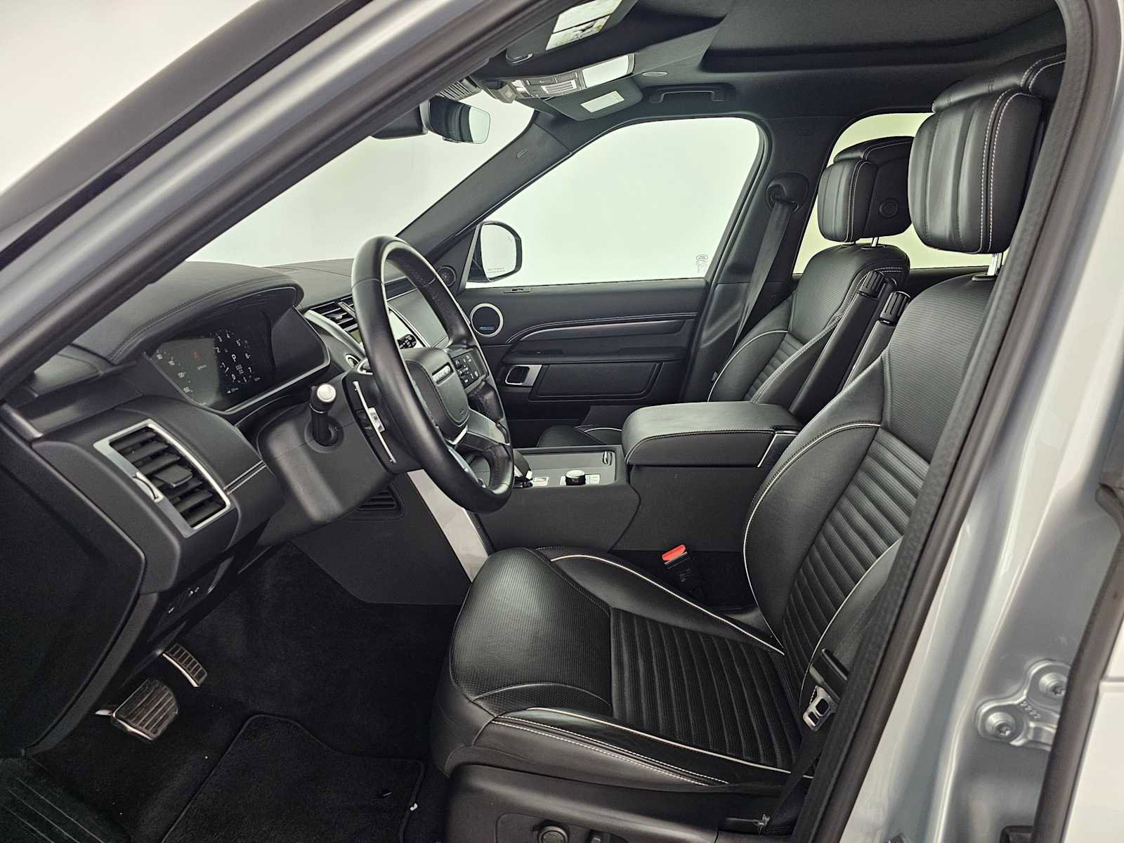 Used 2024 Land Rover Discovery Metropolitan Edition image 22