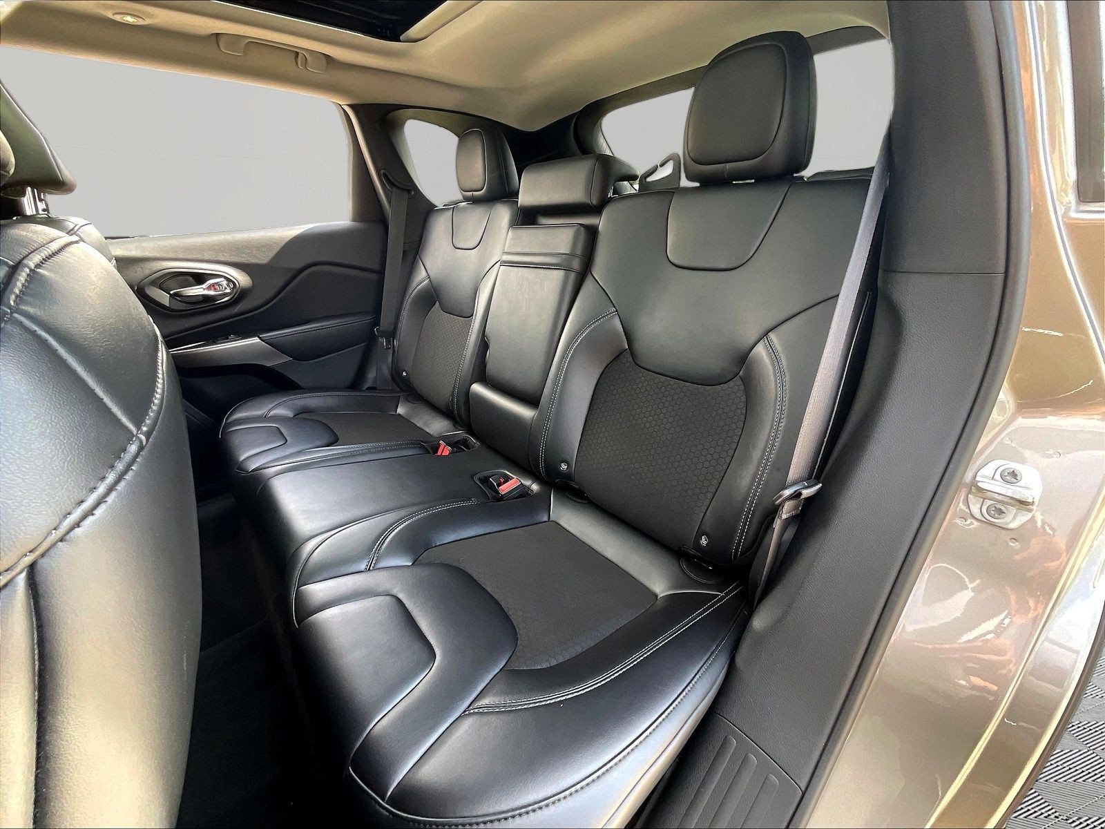 Used 2019 Jeep Cherokee Latitude Plus w/ Comfort/Convenience Group AWD/4WD image 22