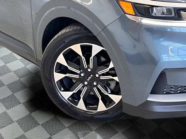 Used 2024 Kia Carnival EX FWD image 33