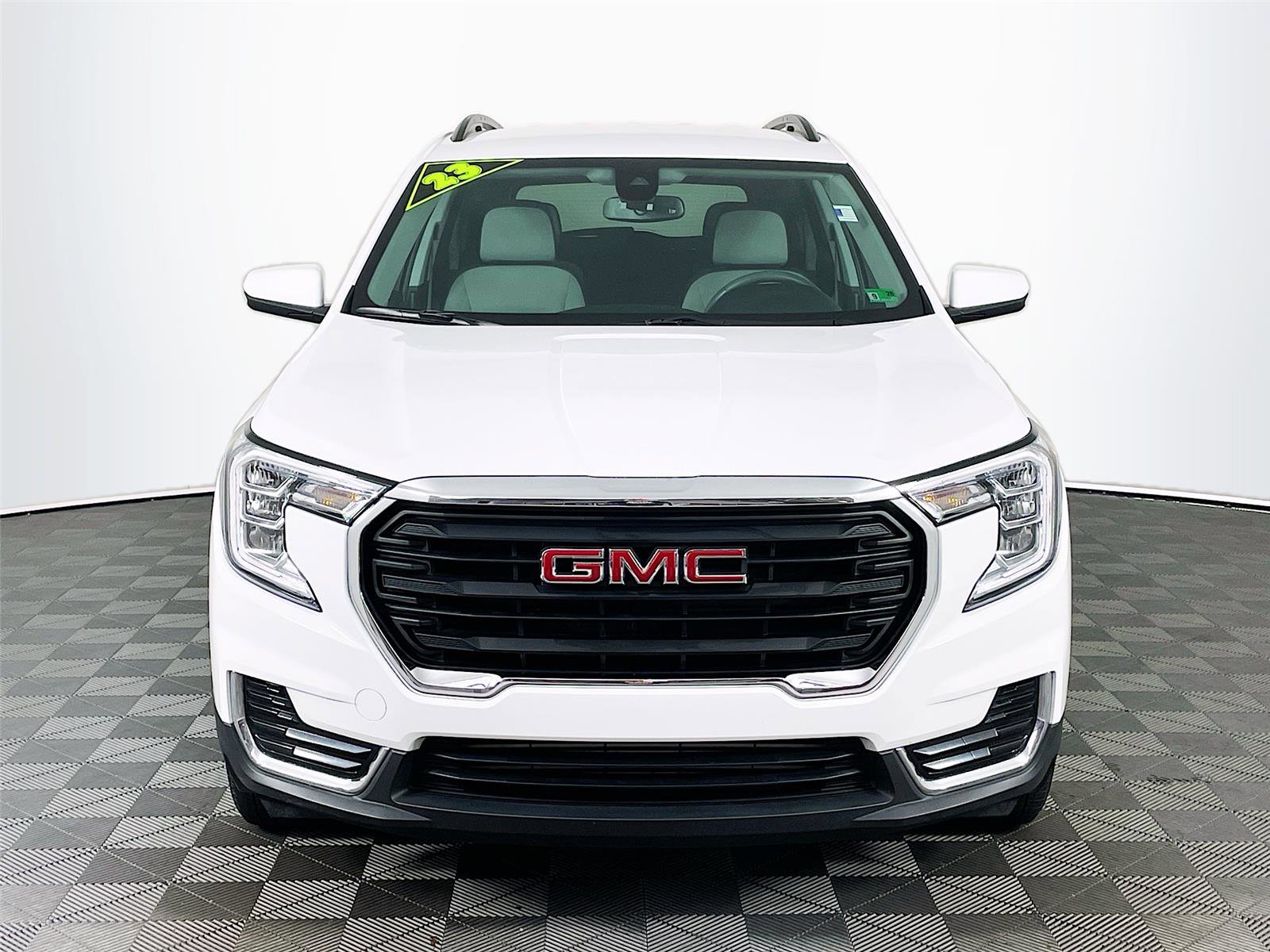 Used 2023 GMC Terrain SLE w/ Driver Convenience Package image 2