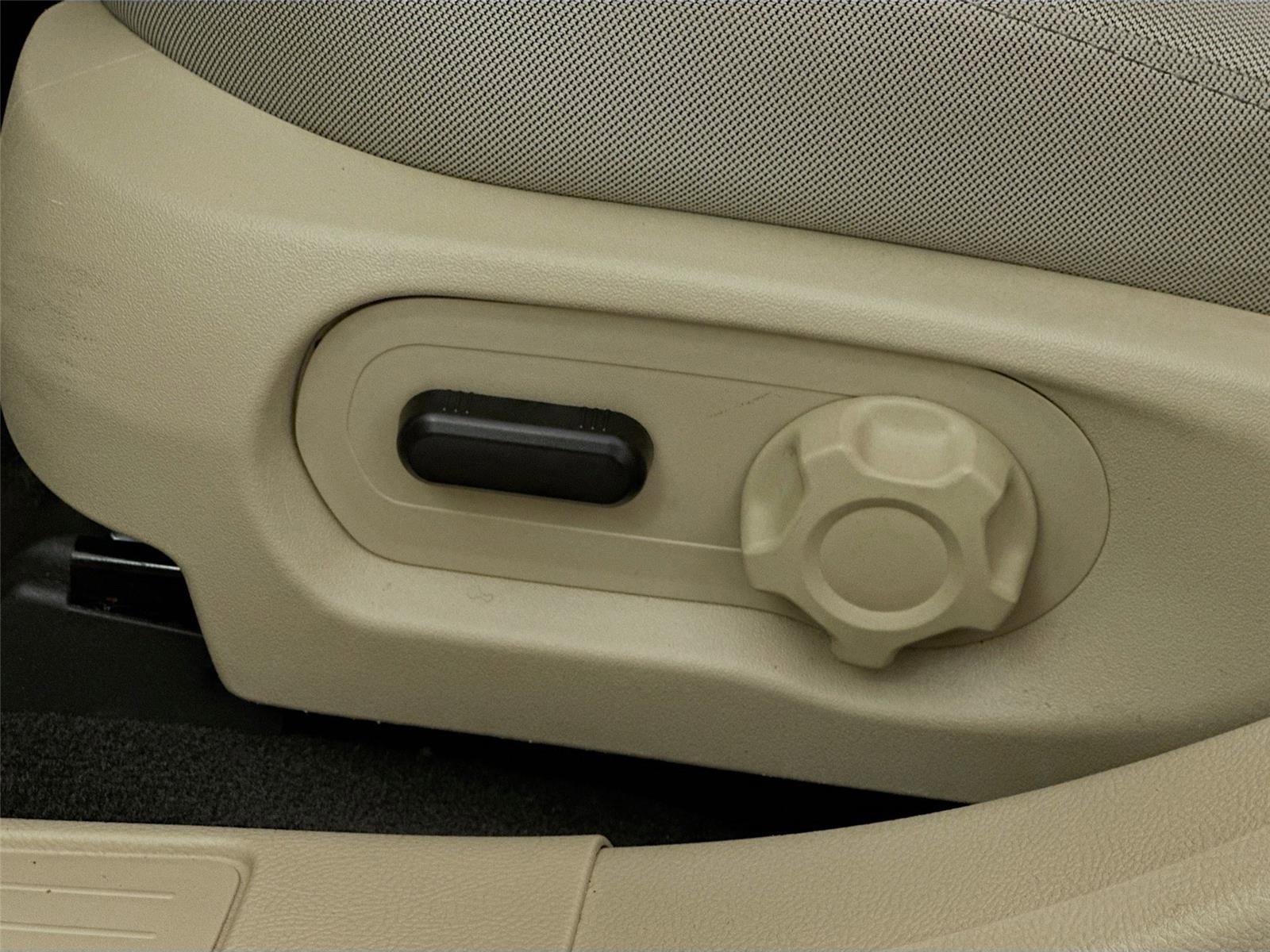 Used 2018 Ford Taurus SE FWD image 20