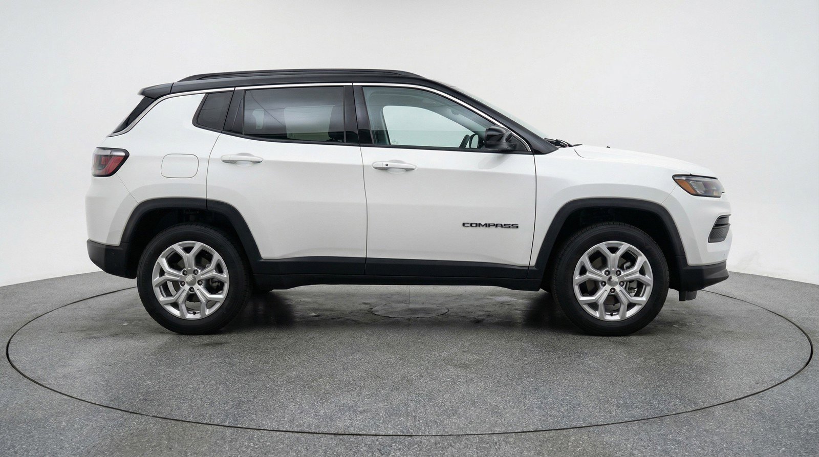 Used 2025 Jeep Compass Latitude image 9