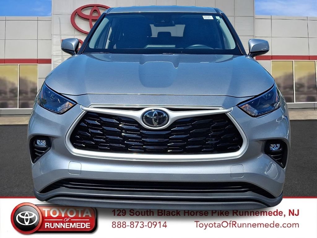 Certified 2025 Toyota Highlander LE FWD image 2