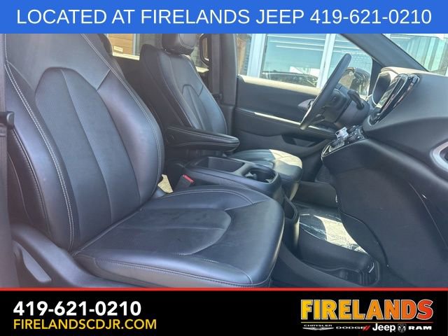 Used 2025 Chrysler Pacifica Select image 13