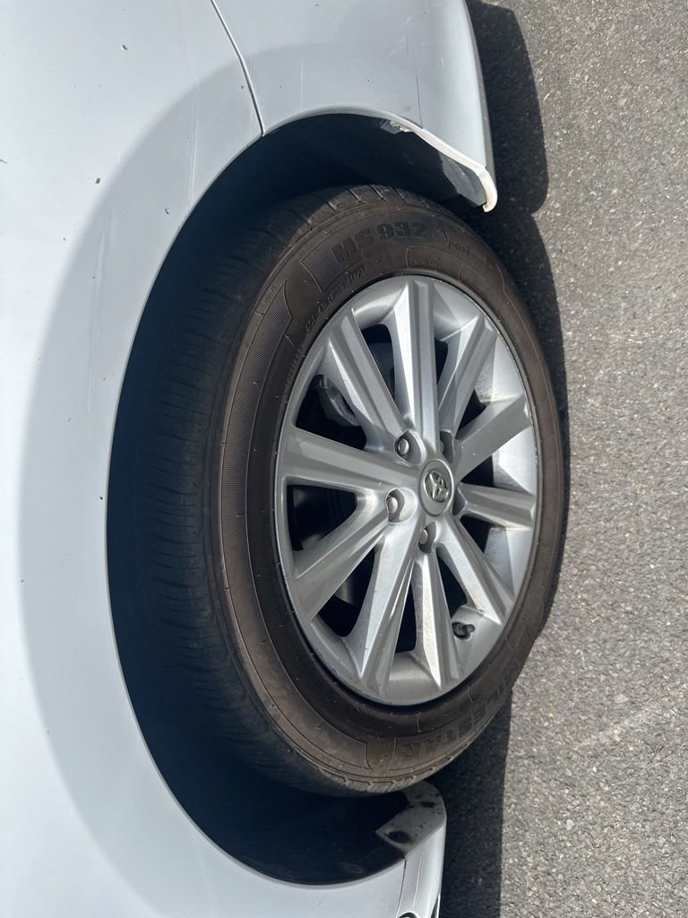 Used 2014 Toyota Camry XLE w/ Leather Package FWD image 5