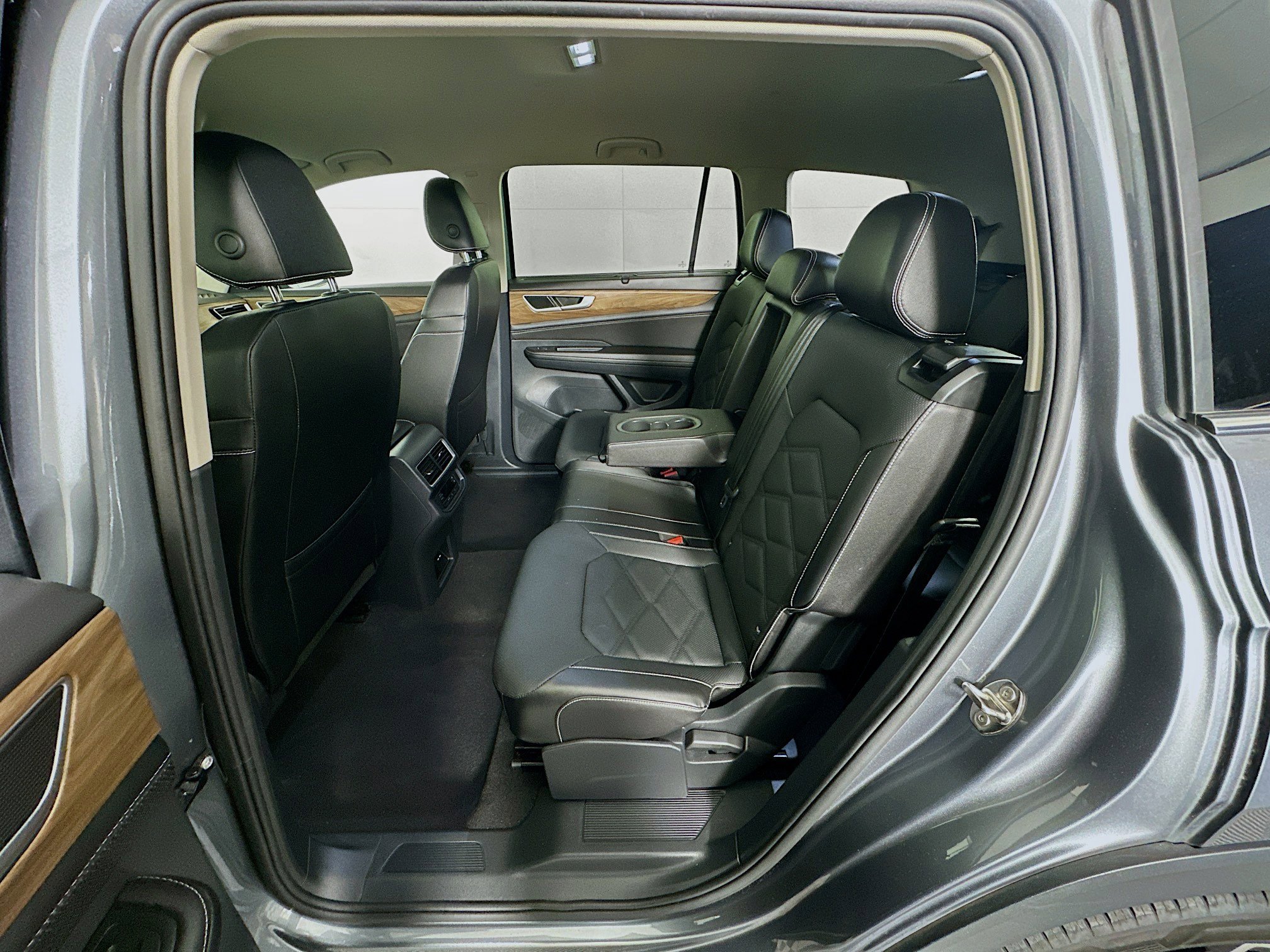 Used 2025 Volkswagen Atlas SE image 27