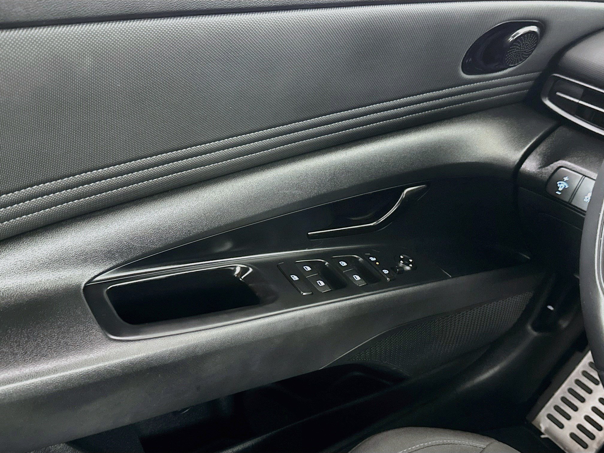 Used 2025 Hyundai Elantra Sport FWD image 15