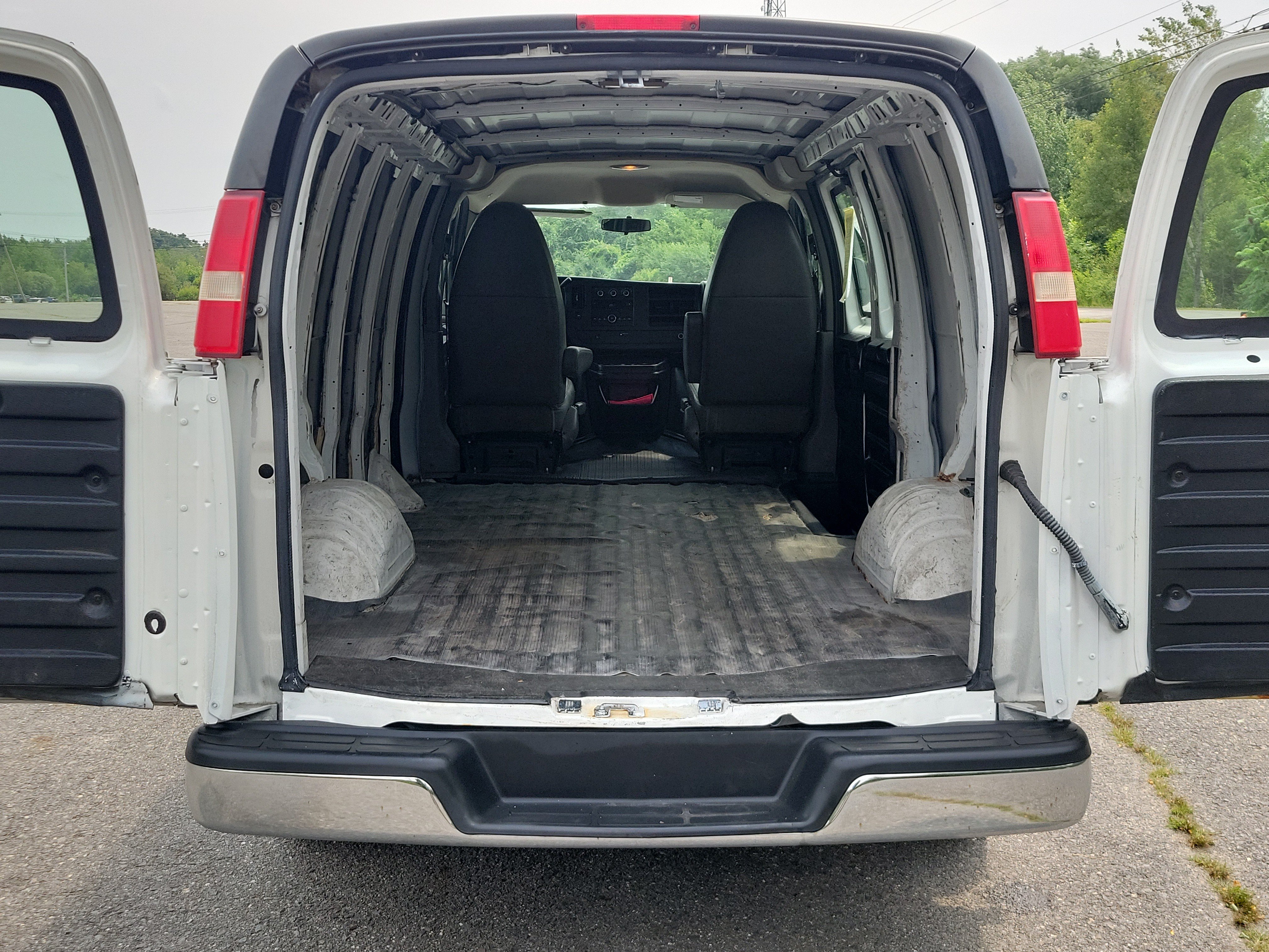 Used 2013 Chevrolet Express 1500 RWD image 16