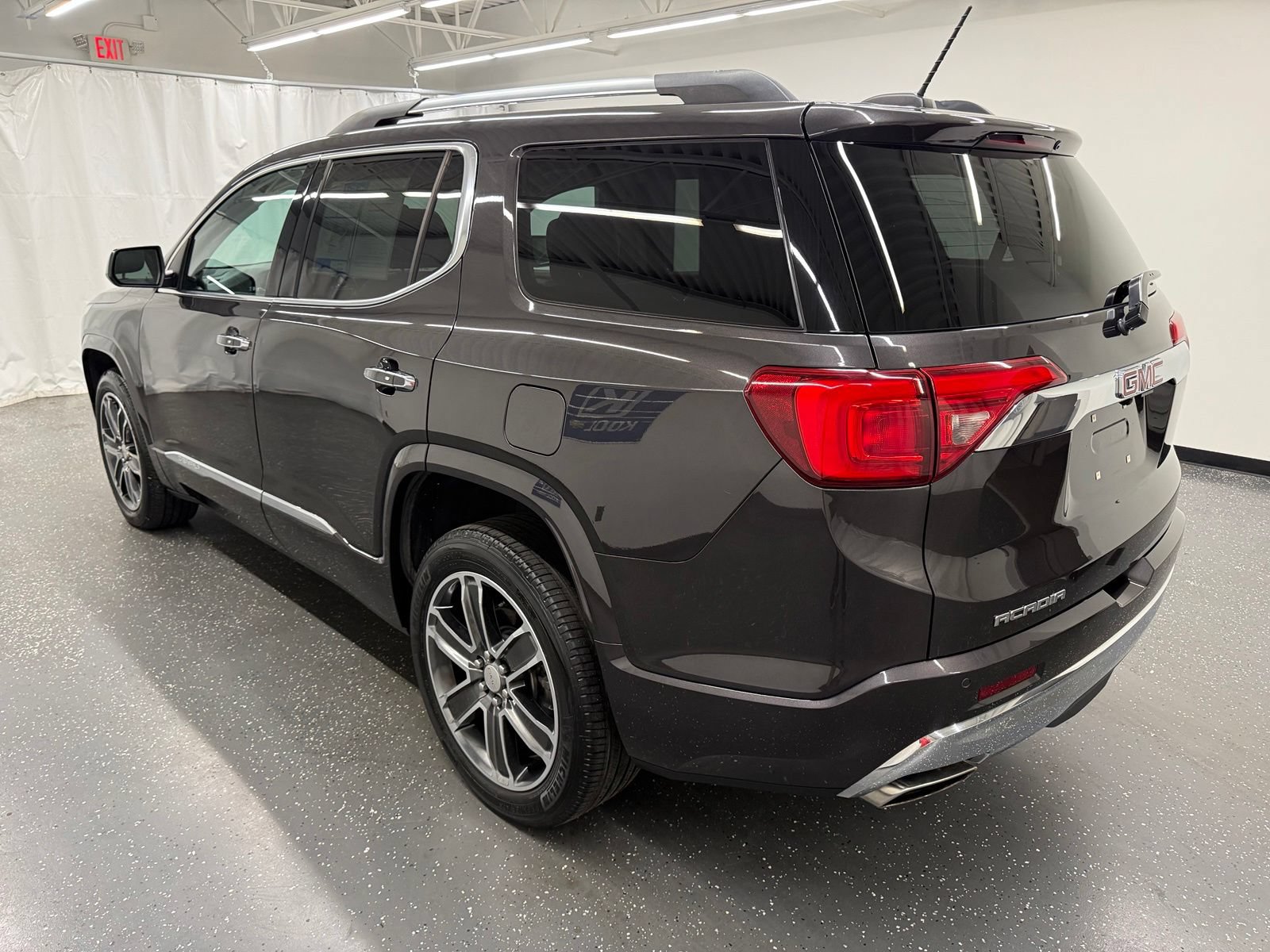 Used 2018 GMC Acadia Denali w/ Technology Package FWD image 3