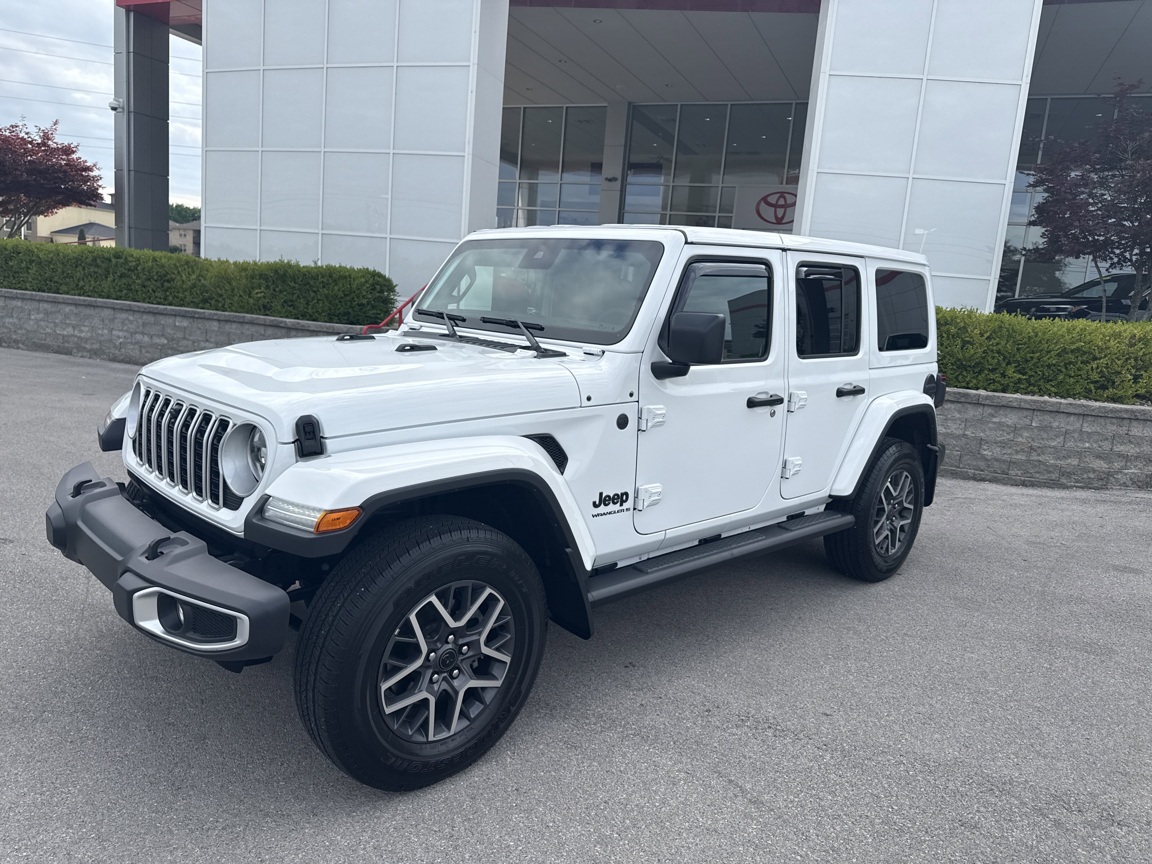 Used 2025 Jeep Wrangler Unlimited Sahara AWD/4WD image 7