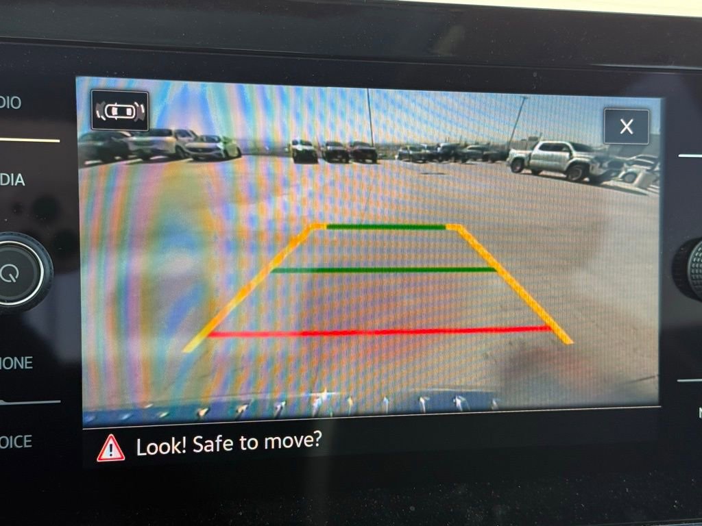 Certified 2025 Volkswagen Taos SE image 10