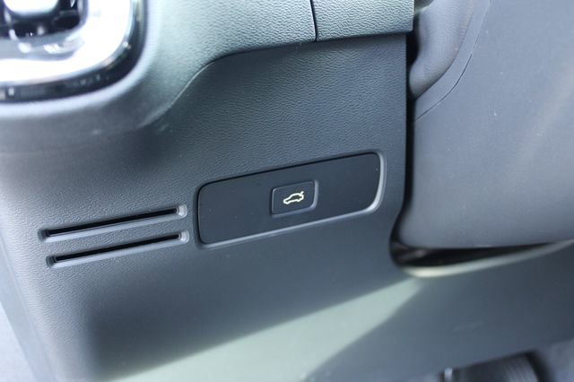 Used 2025 Volvo XC40 B5 Core image 16