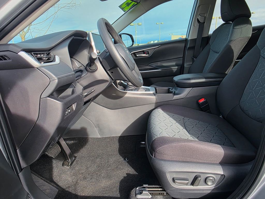 Used 2025 Toyota RAV4 XLE image 21