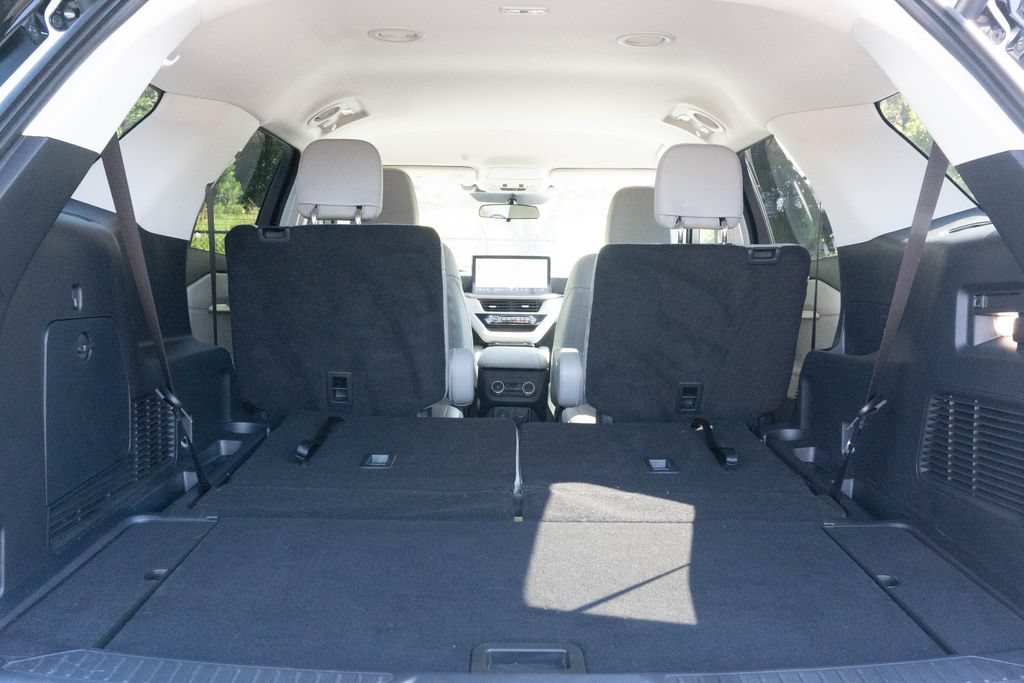 Used 2025 Ford Explorer Active w/ Active Comfort Package RWD image 12