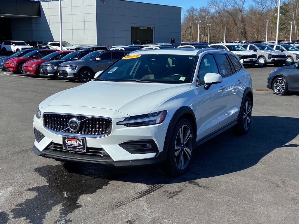 Used 2025 Volvo V60 B5 Cross Country Plus image 7