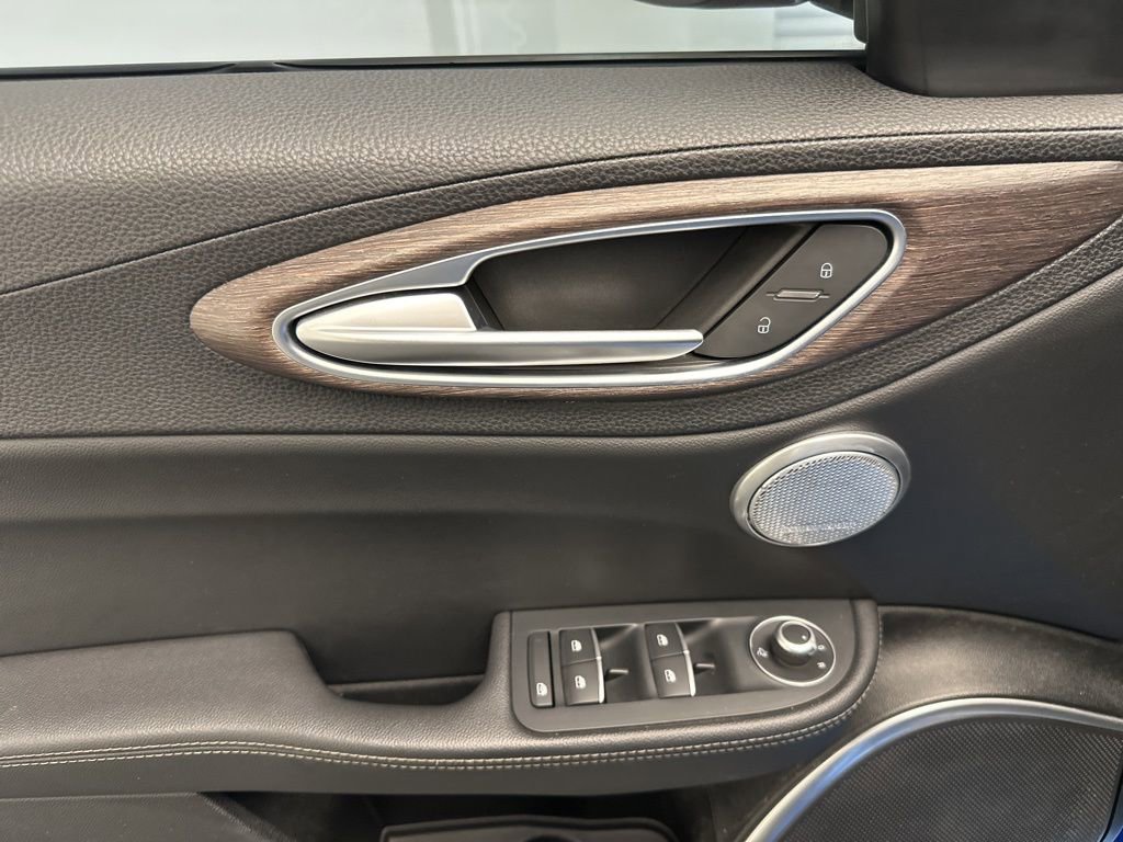 Used 2019 Alfa Romeo Giulia Ti w/ Nero Edizione image 25