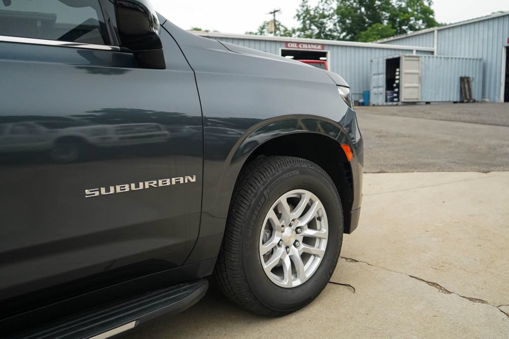 Used 2021 Chevrolet Suburban LT RWD image 18