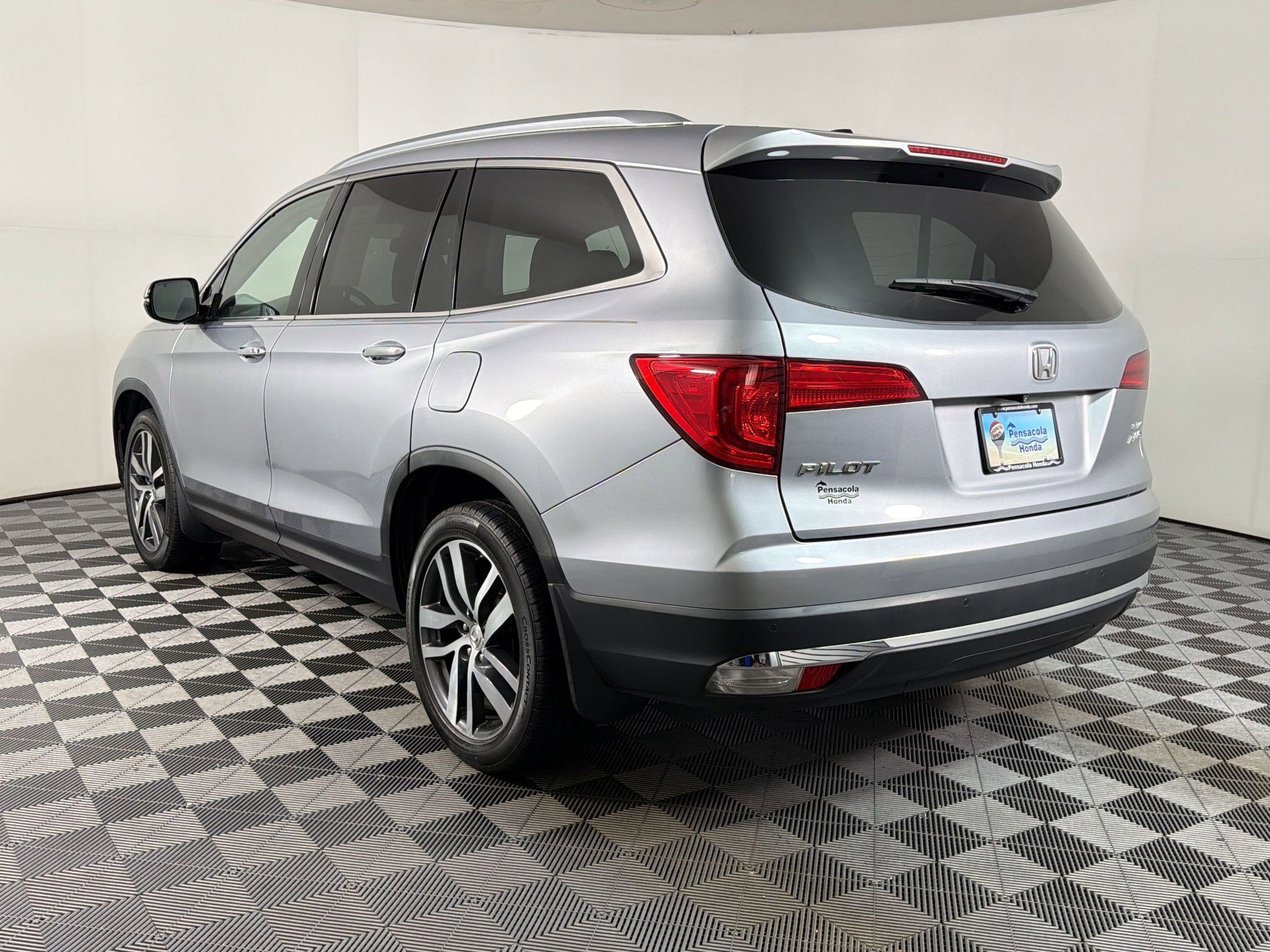 Used 2016 Honda Pilot Elite image 2