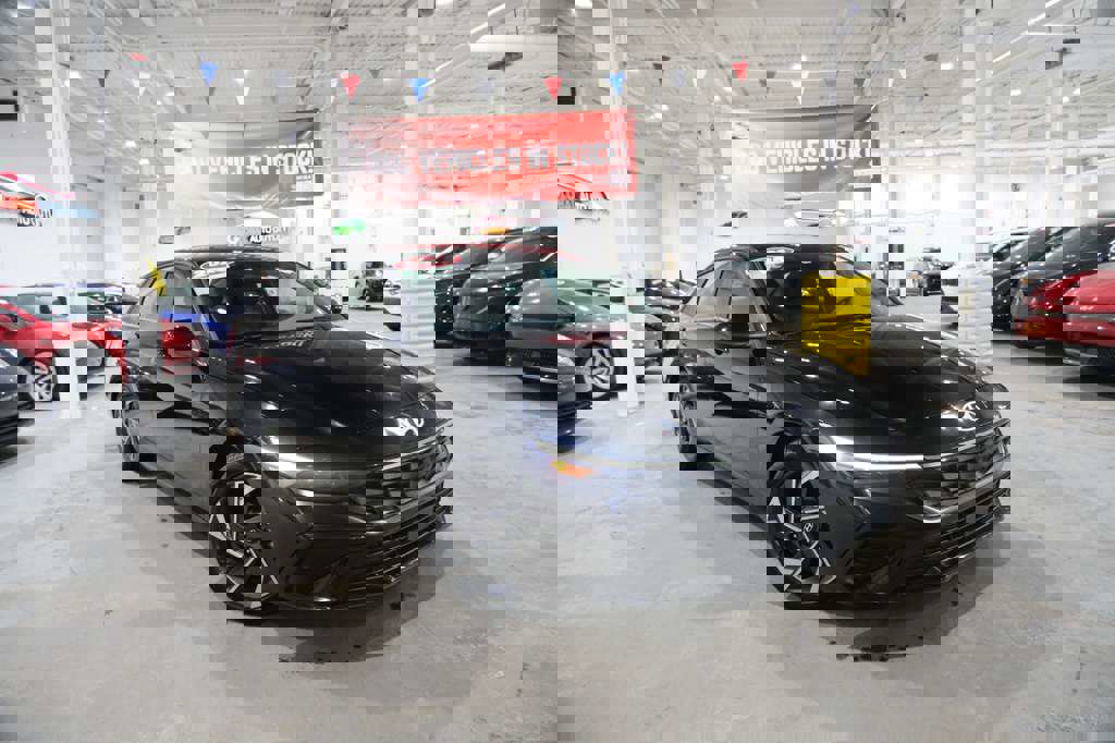 Used 2025 Hyundai Elantra SEL image 2